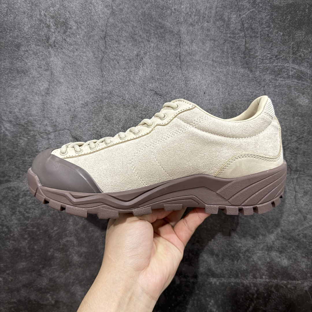 图片[2]-【莞产渠道】TEARS.RIP联名Tres Bien小众德训鞋男士户外休闲鞋露营旅行徒步鞋 来自瑞典的复合式选品店 TRÈS BIEN 今番正式推出名为「TRÈS BIEN EVERYWEAR」的系列，旨在提供消费者一个适合任何场合的衣柜，其中即包括携手义大利制鞋厂牌 Diemme 合作的全新联名鞋履。 该款以 Diemme Modiva Suede Hiker 为基础，专注于时尚外观、耐用实穿性进行改造，采用绒面革鞋面搭配全皮衬里，而活泼的对比元素、撞色效果更为设计亮点，包括突出的鞋舌网眼布料、粉色橡胶鞋头、后跟加固配置等，最后搭载 Vibram® 外底完善优秀抓地力 尺码：39-45-选品中心