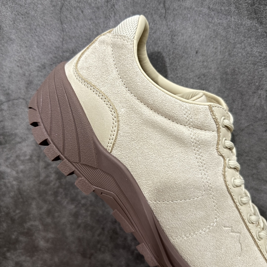 图片[7]-【莞产渠道】TEARS.RIP联名Tres Bien小众德训鞋男士户外休闲鞋露营旅行徒步鞋 来自瑞典的复合式选品店 TRÈS BIEN 今番正式推出名为「TRÈS BIEN EVERYWEAR」的系列，旨在提供消费者一个适合任何场合的衣柜，其中即包括携手义大利制鞋厂牌 Diemme 合作的全新联名鞋履。 该款以 Diemme Modiva Suede Hiker 为基础，专注于时尚外观、耐用实穿性进行改造，采用绒面革鞋面搭配全皮衬里，而活泼的对比元素、撞色效果更为设计亮点，包括突出的鞋舌网眼布料、粉色橡胶鞋头、后跟加固配置等，最后搭载 Vibram® 外底完善优秀抓地力 尺码：39-45-选品中心