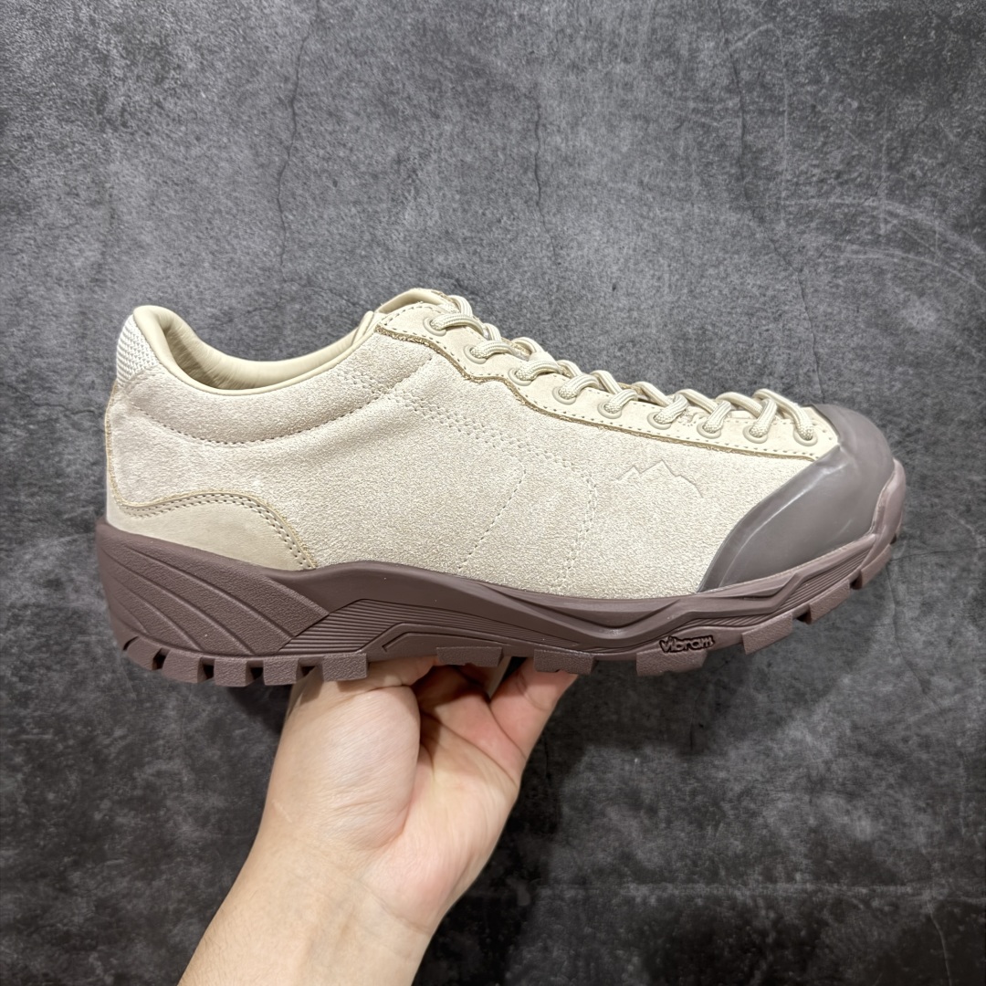 【莞产渠道】TEARS.RIP联名Tres Bien小众德训鞋男士户外休闲鞋露营旅行徒步鞋 来自瑞典的复合式选品店 TRÈS BIEN 今番正式推出名为「TRÈS BIEN EVERYWEAR」的系列，旨在提供消费者一个适合任何场合的衣柜，其中即包括携手义大利制鞋厂牌 Diemme 合作的全新联名鞋履。 该款以 Diemme Modiva Suede Hiker 为基础，专注于时尚外观、耐用实穿性进行改造，采用绒面革鞋面搭配全皮衬里，而活泼的对比元素、撞色效果更为设计亮点，包括突出的鞋舌网眼布料、粉色橡胶鞋头、后跟加固配置等，最后搭载 Vibram® 外底完善优秀抓地力 尺码：39-45-选品中心