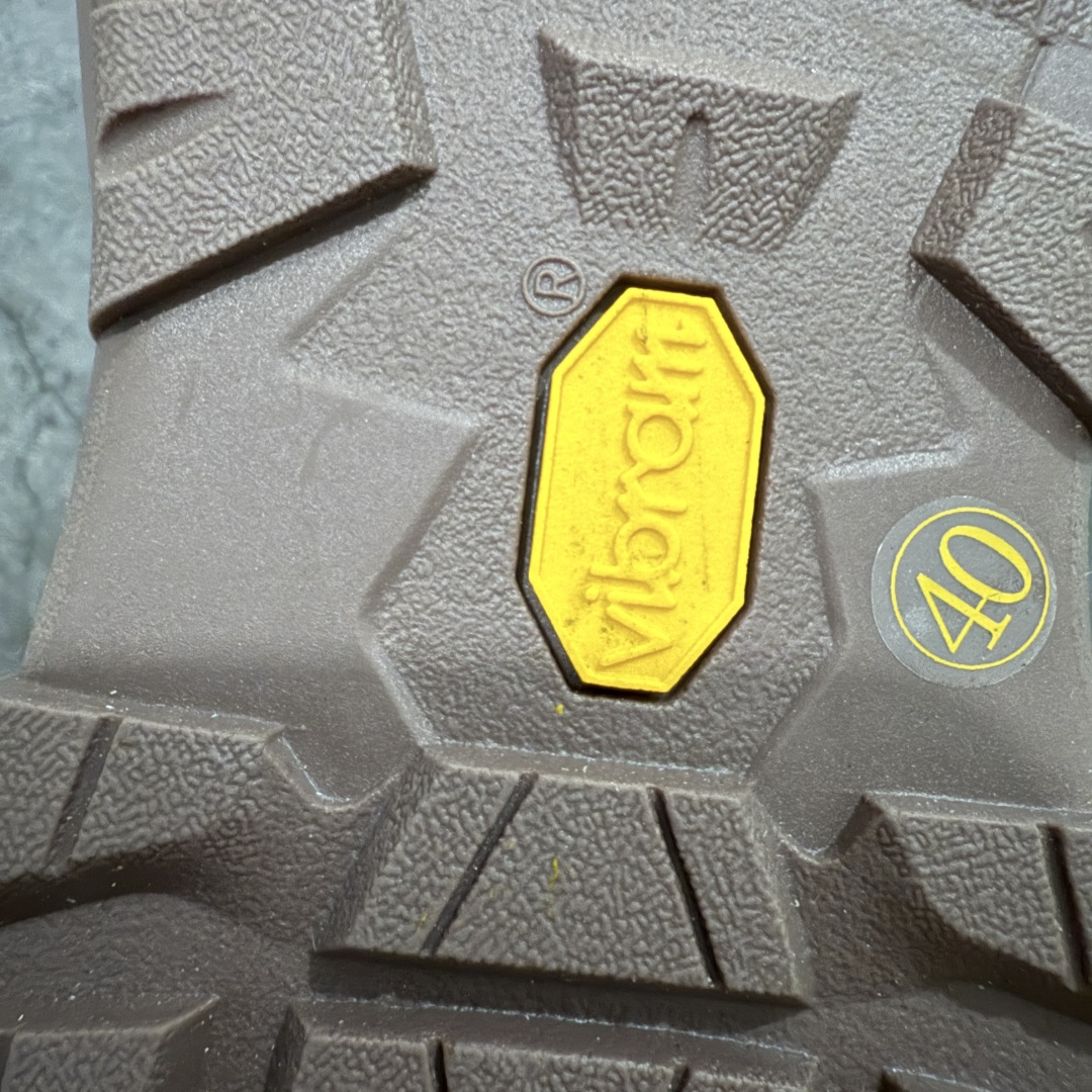 图片[9]-【莞产渠道】TEARS.RIP联名Tres Bien小众德训鞋男士户外休闲鞋露营旅行徒步鞋 来自瑞典的复合式选品店 TRÈS BIEN 今番正式推出名为「TRÈS BIEN EVERYWEAR」的系列，旨在提供消费者一个适合任何场合的衣柜，其中即包括携手义大利制鞋厂牌 Diemme 合作的全新联名鞋履。 该款以 Diemme Modiva Suede Hiker 为基础，专注于时尚外观、耐用实穿性进行改造，采用绒面革鞋面搭配全皮衬里，而活泼的对比元素、撞色效果更为设计亮点，包括突出的鞋舌网眼布料、粉色橡胶鞋头、后跟加固配置等，最后搭载 Vibram® 外底完善优秀抓地力 尺码：39-45-选品中心