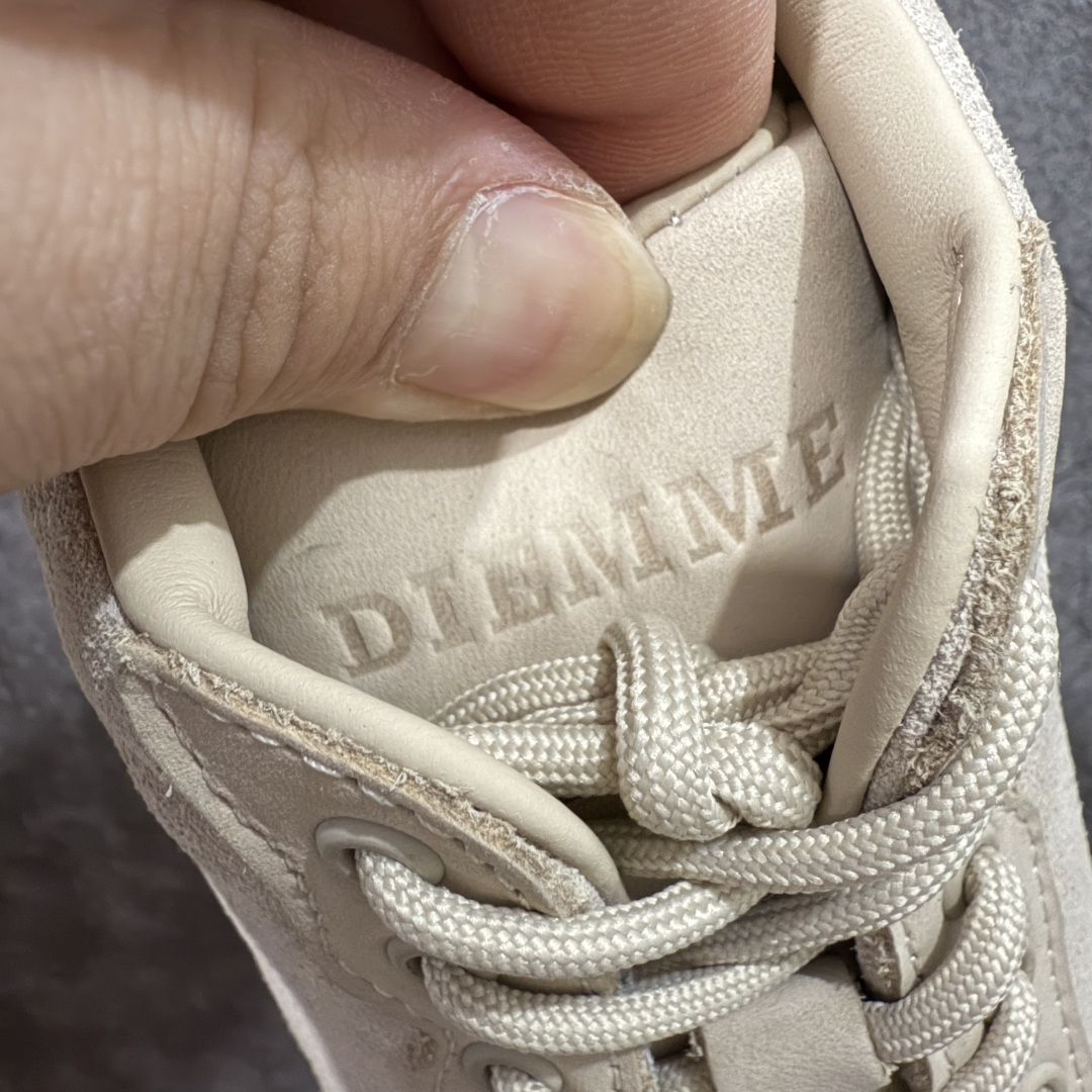 图片[6]-【莞产渠道】TEARS.RIP联名Tres Bien小众德训鞋男士户外休闲鞋露营旅行徒步鞋 来自瑞典的复合式选品店 TRÈS BIEN 今番正式推出名为「TRÈS BIEN EVERYWEAR」的系列，旨在提供消费者一个适合任何场合的衣柜，其中即包括携手义大利制鞋厂牌 Diemme 合作的全新联名鞋履。 该款以 Diemme Modiva Suede Hiker 为基础，专注于时尚外观、耐用实穿性进行改造，采用绒面革鞋面搭配全皮衬里，而活泼的对比元素、撞色效果更为设计亮点，包括突出的鞋舌网眼布料、粉色橡胶鞋头、后跟加固配置等，最后搭载 Vibram® 外底完善优秀抓地力 尺码：39-45-选品中心