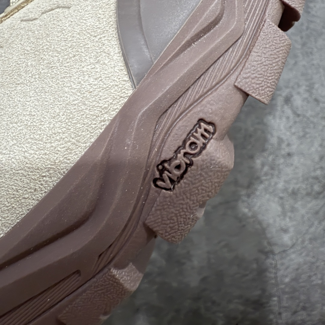 图片[3]-【莞产渠道】TEARS.RIP联名Tres Bien小众德训鞋男士户外休闲鞋露营旅行徒步鞋 来自瑞典的复合式选品店 TRÈS BIEN 今番正式推出名为「TRÈS BIEN EVERYWEAR」的系列，旨在提供消费者一个适合任何场合的衣柜，其中即包括携手义大利制鞋厂牌 Diemme 合作的全新联名鞋履。 该款以 Diemme Modiva Suede Hiker 为基础，专注于时尚外观、耐用实穿性进行改造，采用绒面革鞋面搭配全皮衬里，而活泼的对比元素、撞色效果更为设计亮点，包括突出的鞋舌网眼布料、粉色橡胶鞋头、后跟加固配置等，最后搭载 Vibram® 外底完善优秀抓地力 尺码：39-45-选品中心