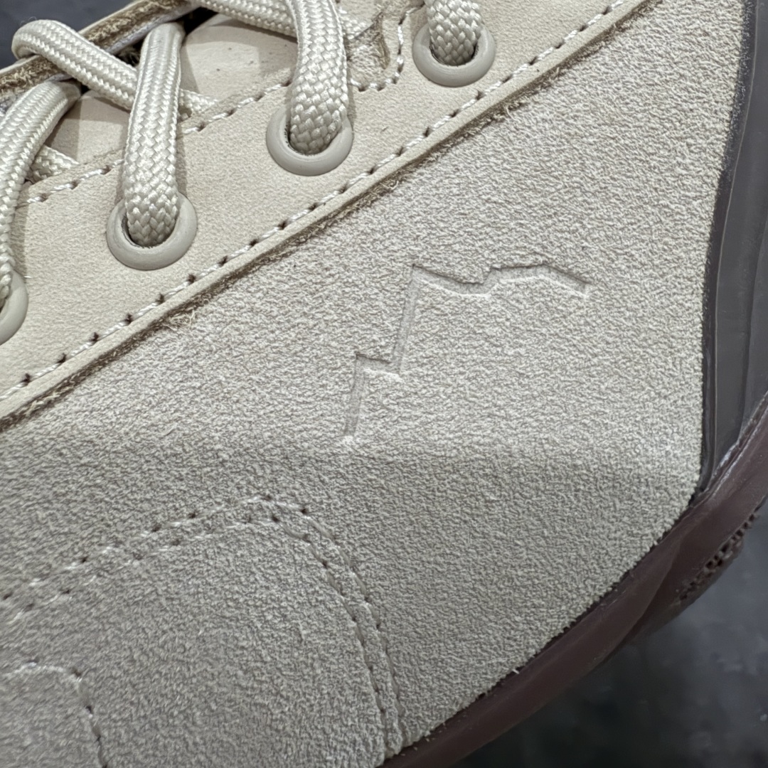 图片[2]-【莞产渠道】TEARS.RIP联名Tres Bien小众德训鞋男士户外休闲鞋露营旅行徒步鞋 来自瑞典的复合式选品店 TRÈS BIEN 今番正式推出名为「TRÈS BIEN EVERYWEAR」的系列，旨在提供消费者一个适合任何场合的衣柜，其中即包括携手义大利制鞋厂牌 Diemme 合作的全新联名鞋履。 该款以 Diemme Modiva Suede Hiker 为基础，专注于时尚外观、耐用实穿性进行改造，采用绒面革鞋面搭配全皮衬里，而活泼的对比元素、撞色效果更为设计亮点，包括突出的鞋舌网眼布料、粉色橡胶鞋头、后跟加固配置等，最后搭载 Vibram® 外底完善优秀抓地力 尺码：39-45-选品中心