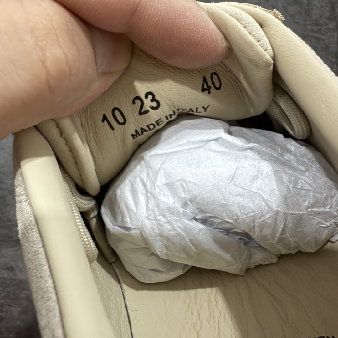 图片[7]-【莞产渠道】TEARS.RIP联名Tres Bien小众德训鞋男士户外休闲鞋露营旅行徒步鞋 来自瑞典的复合式选品店 TRÈS BIEN 今番正式推出名为「TRÈS BIEN EVERYWEAR」的系列，旨在提供消费者一个适合任何场合的衣柜，其中即包括携手义大利制鞋厂牌 Diemme 合作的全新联名鞋履。 该款以 Diemme Modiva Suede Hiker 为基础，专注于时尚外观、耐用实穿性进行改造，采用绒面革鞋面搭配全皮衬里，而活泼的对比元素、撞色效果更为设计亮点，包括突出的鞋舌网眼布料、粉色橡胶鞋头、后跟加固配置等，最后搭载 Vibram® 外底完善优秀抓地力 尺码：39-45-选品中心