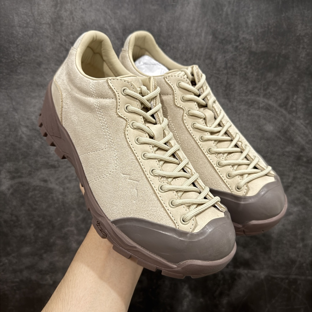 【莞产渠道】TEARS.RIP联名Tres Bien小众德训鞋男士户外休闲鞋露营旅行徒步鞋 来自瑞典的复合式选品店 TRÈS BIEN 今番正式推出名为「TRÈS BIEN EVERYWEAR」的系列，旨在提供消费者一个适合任何场合的衣柜，其中即包括携手义大利制鞋厂牌 Diemme 合作的全新联名鞋履。 该款以 Diemme Modiva Suede Hiker 为基础，专注于时尚外观、耐用实穿性进行改造，采用绒面革鞋面搭配全皮衬里，而活泼的对比元素、撞色效果更为设计亮点，包括突出的鞋舌网眼布料、粉色橡胶鞋头、后跟加固配置等，最后搭载 Vibram® 外底完善优秀抓地力 尺码：39-45-选品中心