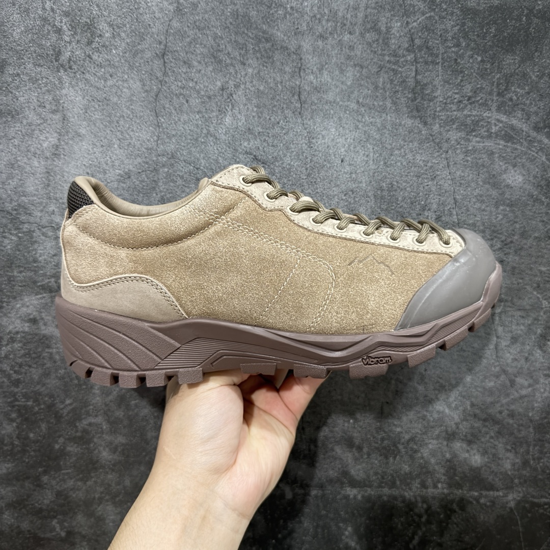 【莞产渠道】TEARS.RIP联名Tres Bien小众德训鞋男士户外休闲鞋露营旅行徒步鞋 来自瑞典的复合式选品店 TRÈS BIEN 今番正式推出名为「TRÈS BIEN EVERYWEAR」的系列，旨在提供消费者一个适合任何场合的衣柜，其中即包括携手义大利制鞋厂牌 Diemme 合作的全新联名鞋履。 该款以 Diemme Modiva Suede Hiker 为基础，专注于时尚外观、耐用实穿性进行改造，采用绒面革鞋面搭配全皮衬里，而活泼的对比元素、撞色效果更为设计亮点，包括突出的鞋舌网眼布料、粉色橡胶鞋头、后跟加固配置等，最后搭载 Vibram® 外底完善优秀抓地力 尺码：39-45-选品中心