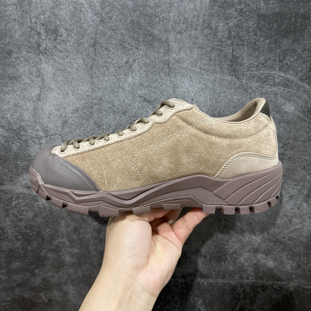 图片[2]-【莞产渠道】TEARS.RIP联名Tres Bien小众德训鞋男士户外休闲鞋露营旅行徒步鞋 来自瑞典的复合式选品店 TRÈS BIEN 今番正式推出名为「TRÈS BIEN EVERYWEAR」的系列，旨在提供消费者一个适合任何场合的衣柜，其中即包括携手义大利制鞋厂牌 Diemme 合作的全新联名鞋履。 该款以 Diemme Modiva Suede Hiker 为基础，专注于时尚外观、耐用实穿性进行改造，采用绒面革鞋面搭配全皮衬里，而活泼的对比元素、撞色效果更为设计亮点，包括突出的鞋舌网眼布料、粉色橡胶鞋头、后跟加固配置等，最后搭载 Vibram® 外底完善优秀抓地力 尺码：39-45-选品中心