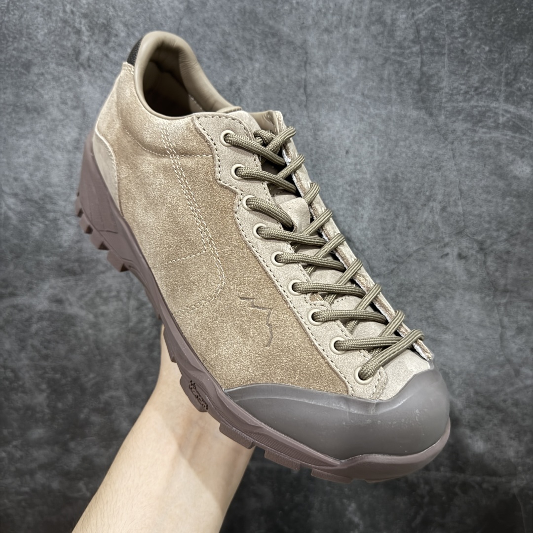 图片[3]-【莞产渠道】TEARS.RIP联名Tres Bien小众德训鞋男士户外休闲鞋露营旅行徒步鞋 来自瑞典的复合式选品店 TRÈS BIEN 今番正式推出名为「TRÈS BIEN EVERYWEAR」的系列，旨在提供消费者一个适合任何场合的衣柜，其中即包括携手义大利制鞋厂牌 Diemme 合作的全新联名鞋履。 该款以 Diemme Modiva Suede Hiker 为基础，专注于时尚外观、耐用实穿性进行改造，采用绒面革鞋面搭配全皮衬里，而活泼的对比元素、撞色效果更为设计亮点，包括突出的鞋舌网眼布料、粉色橡胶鞋头、后跟加固配置等，最后搭载 Vibram® 外底完善优秀抓地力 尺码：39-45-选品中心