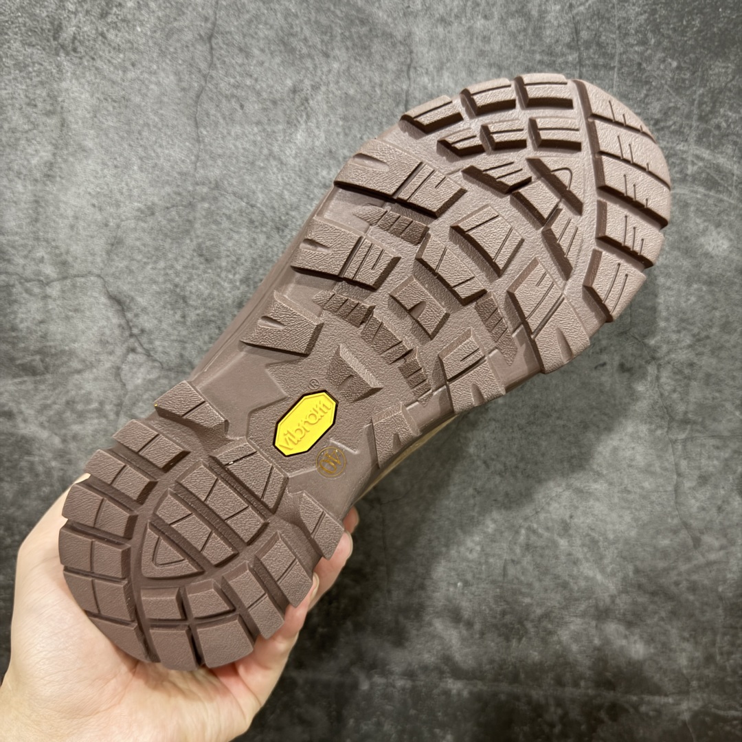 图片[9]-【莞产渠道】TEARS.RIP联名Tres Bien小众德训鞋男士户外休闲鞋露营旅行徒步鞋 来自瑞典的复合式选品店 TRÈS BIEN 今番正式推出名为「TRÈS BIEN EVERYWEAR」的系列，旨在提供消费者一个适合任何场合的衣柜，其中即包括携手义大利制鞋厂牌 Diemme 合作的全新联名鞋履。 该款以 Diemme Modiva Suede Hiker 为基础，专注于时尚外观、耐用实穿性进行改造，采用绒面革鞋面搭配全皮衬里，而活泼的对比元素、撞色效果更为设计亮点，包括突出的鞋舌网眼布料、粉色橡胶鞋头、后跟加固配置等，最后搭载 Vibram® 外底完善优秀抓地力 尺码：39-45-选品中心