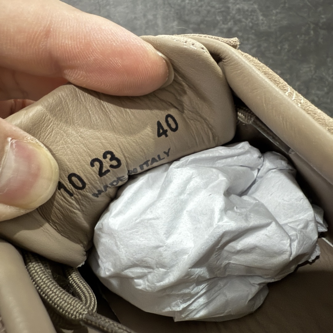 图片[8]-【莞产渠道】TEARS.RIP联名Tres Bien小众德训鞋男士户外休闲鞋露营旅行徒步鞋 来自瑞典的复合式选品店 TRÈS BIEN 今番正式推出名为「TRÈS BIEN EVERYWEAR」的系列，旨在提供消费者一个适合任何场合的衣柜，其中即包括携手义大利制鞋厂牌 Diemme 合作的全新联名鞋履。 该款以 Diemme Modiva Suede Hiker 为基础，专注于时尚外观、耐用实穿性进行改造，采用绒面革鞋面搭配全皮衬里，而活泼的对比元素、撞色效果更为设计亮点，包括突出的鞋舌网眼布料、粉色橡胶鞋头、后跟加固配置等，最后搭载 Vibram® 外底完善优秀抓地力 尺码：39-45-选品中心