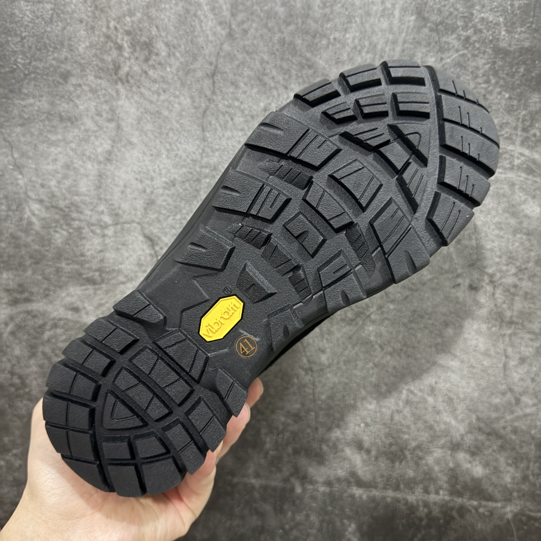 图片[9]-【莞产渠道】TEARS.RIP联名Tres Bien小众德训鞋男士户外休闲鞋露营旅行徒步鞋 来自瑞典的复合式选品店 TRÈS BIEN 今番正式推出名为「TRÈS BIEN EVERYWEAR」的系列，旨在提供消费者一个适合任何场合的衣柜，其中即包括携手义大利制鞋厂牌 Diemme 合作的全新联名鞋履。 该款以 Diemme Modiva Suede Hiker 为基础，专注于时尚外观、耐用实穿性进行改造，采用绒面革鞋面搭配全皮衬里，而活泼的对比元素、撞色效果更为设计亮点，包括突出的鞋舌网眼布料、粉色橡胶鞋头、后跟加固配置等，最后搭载 Vibram® 外底完善优秀抓地力 尺码：39-45-选品中心