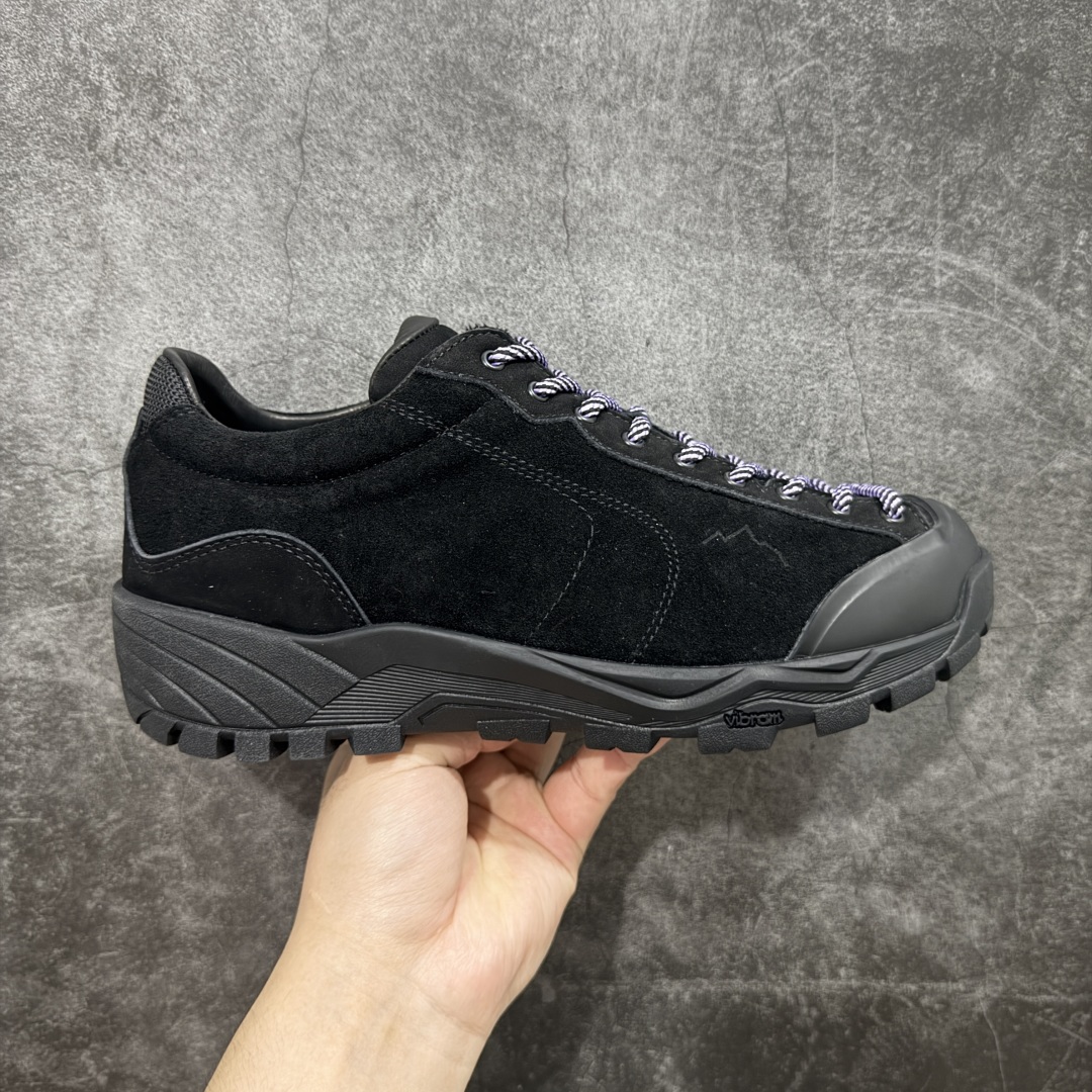 【莞产渠道】TEARS.RIP联名Tres Bien小众德训鞋男士户外休闲鞋露营旅行徒步鞋 来自瑞典的复合式选品店 TRÈS BIEN 今番正式推出名为「TRÈS BIEN EVERYWEAR」的系列,旨在提供消费者一个适合任何场合的衣柜,其中即包括携手义大利制鞋厂牌 Diemme 合作的全新联名鞋履。 该款以 Diemme Modiva Suede Hiker 为基础,专注于时尚外观、耐用实穿性进行改造,采用绒面革鞋面搭配全皮衬里,而活泼的对比元素、撞色效果更为设计亮点,包括突出的鞋舌网眼布料、粉色橡胶鞋头、后跟加固配置等,最后搭载 Vibram® 外底完善优秀抓地力 尺码:39-45-选品中心