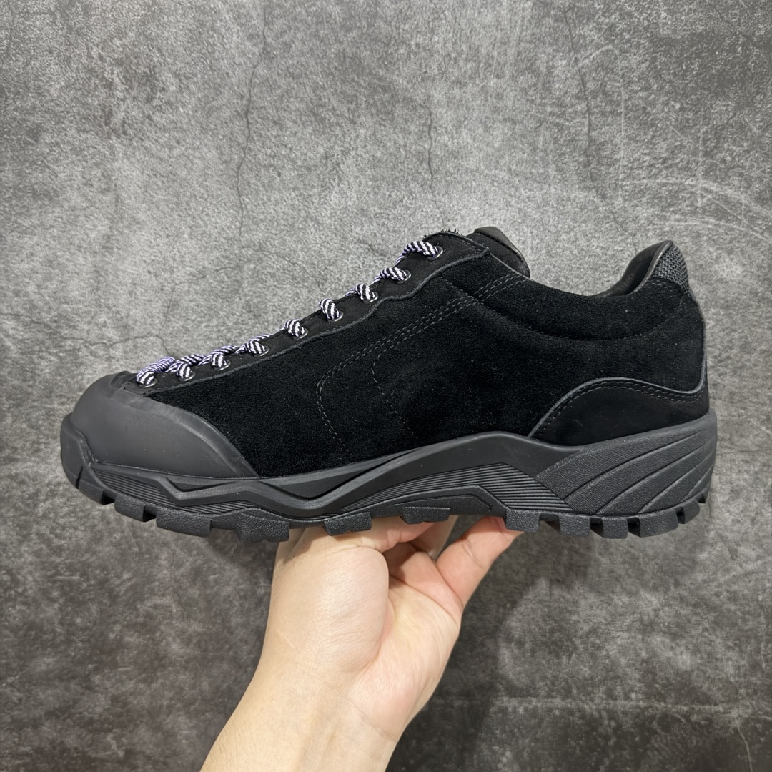 图片[2]-【莞产渠道】TEARS.RIP联名Tres Bien小众德训鞋男士户外休闲鞋露营旅行徒步鞋 来自瑞典的复合式选品店 TRÈS BIEN 今番正式推出名为「TRÈS BIEN EVERYWEAR」的系列，旨在提供消费者一个适合任何场合的衣柜，其中即包括携手义大利制鞋厂牌 Diemme 合作的全新联名鞋履。 该款以 Diemme Modiva Suede Hiker 为基础，专注于时尚外观、耐用实穿性进行改造，采用绒面革鞋面搭配全皮衬里，而活泼的对比元素、撞色效果更为设计亮点，包括突出的鞋舌网眼布料、粉色橡胶鞋头、后跟加固配置等，最后搭载 Vibram® 外底完善优秀抓地力 尺码：39-45-选品中心