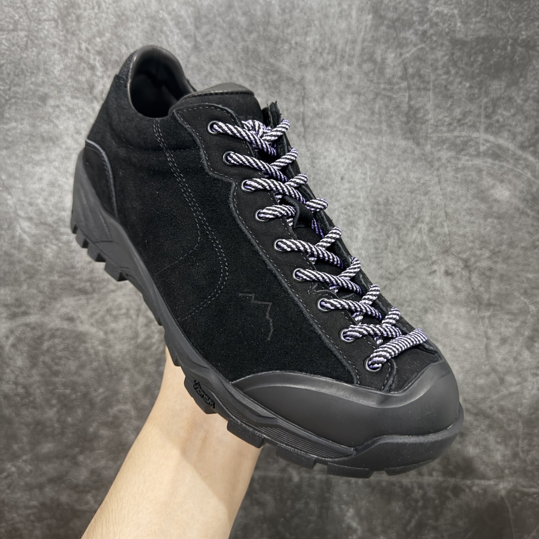 图片[3]-【莞产渠道】TEARS.RIP联名Tres Bien小众德训鞋男士户外休闲鞋露营旅行徒步鞋 来自瑞典的复合式选品店 TRÈS BIEN 今番正式推出名为「TRÈS BIEN EVERYWEAR」的系列，旨在提供消费者一个适合任何场合的衣柜，其中即包括携手义大利制鞋厂牌 Diemme 合作的全新联名鞋履。 该款以 Diemme Modiva Suede Hiker 为基础，专注于时尚外观、耐用实穿性进行改造，采用绒面革鞋面搭配全皮衬里，而活泼的对比元素、撞色效果更为设计亮点，包括突出的鞋舌网眼布料、粉色橡胶鞋头、后跟加固配置等，最后搭载 Vibram® 外底完善优秀抓地力 尺码：39-45-选品中心