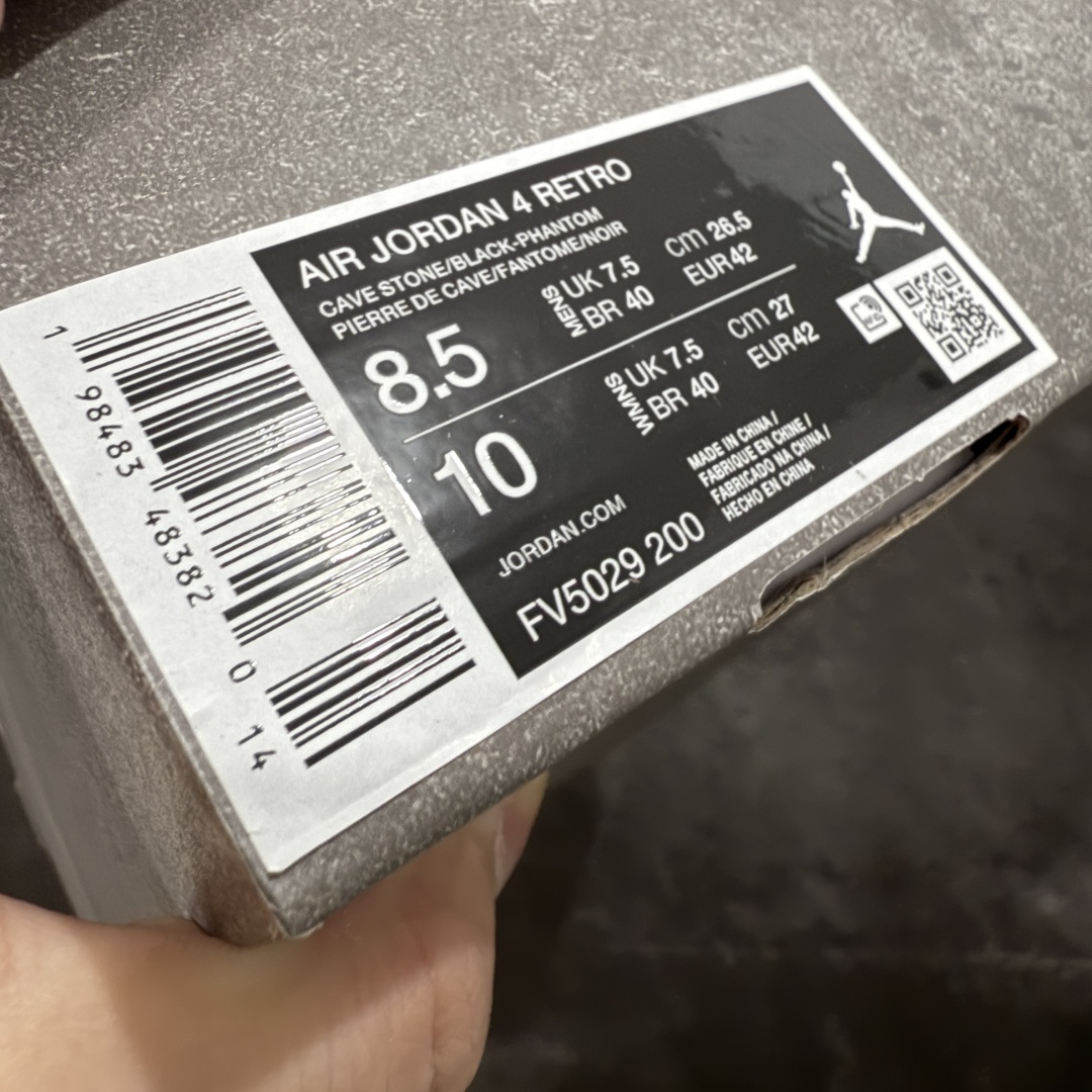 图片[9]-【GX版】Air Jordan 4 Retro \”Cave Stone\” AJ4 乔4摩卡 FV5029-200 全新批次 重点区分市面 唯一正确细节 后跟饰片中心位置有合模线 超弹硅胶材质 内层不织布补强 补强为硅胶提供更强耐久性 避免断裂 圈内最强四代 耗时半年巨作 全套原纸板楦头开发 原厂特供皮料加持 确保原汁原味 完美呈现四代版型 一比一鞋头弧度高度鞋身弧度 数据细节工艺流程均保持原鞋一致 原厂TPU网格鞋带扣 正确内里网布 菱角分明不变形无多余毛边 柔软性质感一致于原鞋 市场唯一原厂鞋扣模具 背面可见隐藏注塑口 原厂织唛标 原厂飞人电绣工艺 尾指中部跳三针 独家绑鞋带手法 印刷中底布 四线拉帮 米色美纹纸贴合固定 进口港宝加持 后跟自然饱满 全鞋荧光划线卡点 追求极致完美 每一双都是工艺品 多重QC质检 超越公司货的品控标准 实实在在的免检产品 尺码：40 40.5 41 42 42.5 43 44 44.5 45 45.5 46 47.5 48.5-选品中心