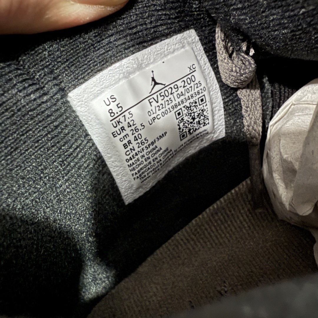 图片[7]-【GX版】Air Jordan 4 Retro \”Cave Stone\” AJ4 乔4摩卡 FV5029-200 全新批次 重点区分市面 唯一正确细节 后跟饰片中心位置有合模线 超弹硅胶材质 内层不织布补强 补强为硅胶提供更强耐久性 避免断裂 圈内最强四代 耗时半年巨作 全套原纸板楦头开发 原厂特供皮料加持 确保原汁原味 完美呈现四代版型 一比一鞋头弧度高度鞋身弧度 数据细节工艺流程均保持原鞋一致 原厂TPU网格鞋带扣 正确内里网布 菱角分明不变形无多余毛边 柔软性质感一致于原鞋 市场唯一原厂鞋扣模具 背面可见隐藏注塑口 原厂织唛标 原厂飞人电绣工艺 尾指中部跳三针 独家绑鞋带手法 印刷中底布 四线拉帮 米色美纹纸贴合固定 进口港宝加持 后跟自然饱满 全鞋荧光划线卡点 追求极致完美 每一双都是工艺品 多重QC质检 超越公司货的品控标准 实实在在的免检产品 尺码：40 40.5 41 42 42.5 43 44 44.5 45 45.5 46 47.5 48.5-选品中心