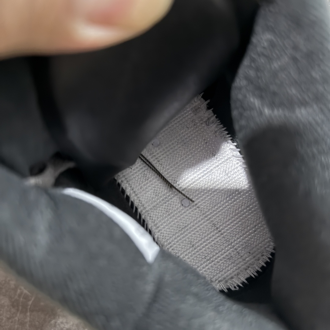 图片[8]-【GX版】Air Jordan 4 Retro \”Cave Stone\” AJ4 乔4摩卡 FV5029-200 全新批次 重点区分市面 唯一正确细节 后跟饰片中心位置有合模线 超弹硅胶材质 内层不织布补强 补强为硅胶提供更强耐久性 避免断裂 圈内最强四代 耗时半年巨作 全套原纸板楦头开发 原厂特供皮料加持 确保原汁原味 完美呈现四代版型 一比一鞋头弧度高度鞋身弧度 数据细节工艺流程均保持原鞋一致 原厂TPU网格鞋带扣 正确内里网布 菱角分明不变形无多余毛边 柔软性质感一致于原鞋 市场唯一原厂鞋扣模具 背面可见隐藏注塑口 原厂织唛标 原厂飞人电绣工艺 尾指中部跳三针 独家绑鞋带手法 印刷中底布 四线拉帮 米色美纹纸贴合固定 进口港宝加持 后跟自然饱满 全鞋荧光划线卡点 追求极致完美 每一双都是工艺品 多重QC质检 超越公司货的品控标准 实实在在的免检产品 尺码：40 40.5 41 42 42.5 43 44 44.5 45 45.5 46 47.5 48.5-选品中心