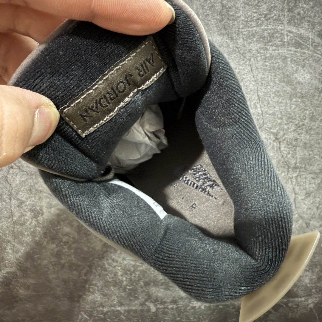 图片[6]-【GX版】Air Jordan 4 Retro \”Cave Stone\” AJ4 乔4摩卡 FV5029-200 全新批次 重点区分市面 唯一正确细节 后跟饰片中心位置有合模线 超弹硅胶材质 内层不织布补强 补强为硅胶提供更强耐久性 避免断裂 圈内最强四代 耗时半年巨作 全套原纸板楦头开发 原厂特供皮料加持 确保原汁原味 完美呈现四代版型 一比一鞋头弧度高度鞋身弧度 数据细节工艺流程均保持原鞋一致 原厂TPU网格鞋带扣 正确内里网布 菱角分明不变形无多余毛边 柔软性质感一致于原鞋 市场唯一原厂鞋扣模具 背面可见隐藏注塑口 原厂织唛标 原厂飞人电绣工艺 尾指中部跳三针 独家绑鞋带手法 印刷中底布 四线拉帮 米色美纹纸贴合固定 进口港宝加持 后跟自然饱满 全鞋荧光划线卡点 追求极致完美 每一双都是工艺品 多重QC质检 超越公司货的品控标准 实实在在的免检产品 尺码：40 40.5 41 42 42.5 43 44 44.5 45 45.5 46 47.5 48.5-选品中心