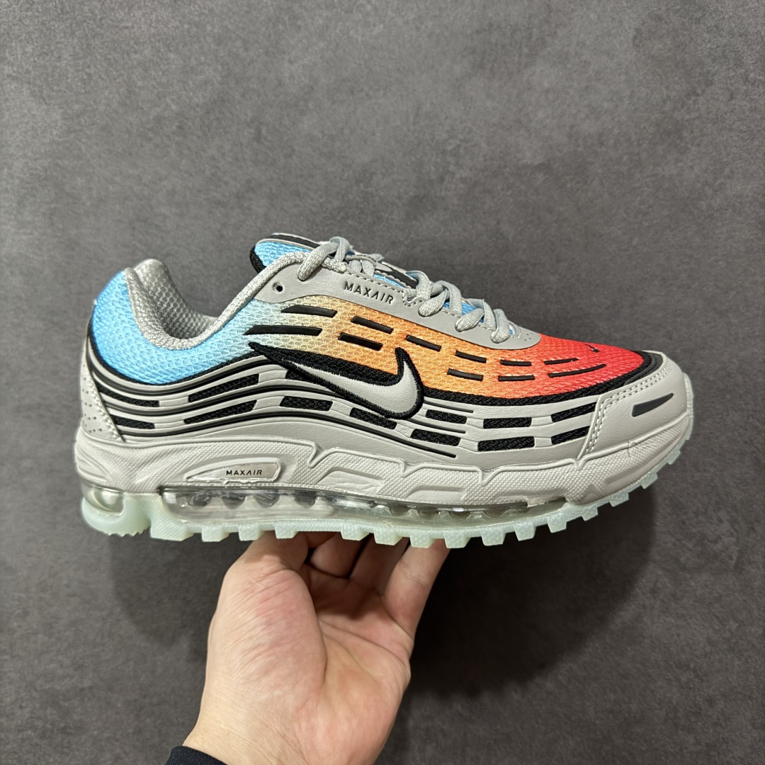 【外贸版】NiKe Air Max TL 2.5 耐克全掌气垫 减震 耐磨 休闲跑步鞋FZ4110-006 外贸工厂出品 整体细节版型做的OK 清洁度很高 外贸爆款 这两年复古风格鞋款在街头出镜率不低,再加上侃爷上脚带节奏,让 Air Max TL 2.5 又火了一把,Air Max TL 2.5复刻自经典 Air Max TL 系列,保留了 2000 年代初的设计精髓,同时融入现代细节,兼具复古与潮流气息,以 Air Max 97 为灵感设计 搭配全掌式 Max Air 气垫提供卓越的缓震性能,长时间穿着时脚感柔软,适合日常通勤或休闲活动。鞋垫与中底结合良好,支撑性佳,减轻脚部疲劳,无论是步行还是站立都能保持舒适 尺码:36-45没半码-选品中心