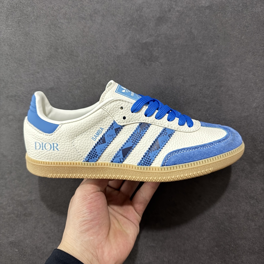 【定制版】adidas originals Samba OG x DIOR 蓝白 桑巴舞系列复古经典轻便板鞋 此款以简约大方的造型设计 给人以随性休闲的时尚格调 穿着舒适轻便,运动灵活自如 满足日常个性穿搭 货号:XR0004 尺码:36 36.5 37 38 38.5 39 40 40.5 41 42 42.5 43 44 44.5 45-选品中心