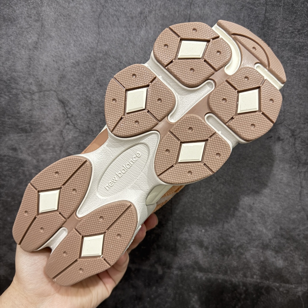 图片[9]-【纯原版】 New Balance NB9060 联名款 复古休闲运动慢跑鞋 粉棕色U9060WCW 全套原楦原纸板原厂数据开发 进口三明治网面 原装进口翻毛皮料正确绒感卡色 正确中底拉帮中底网布细节 原厂标裁 带紫光防伪 定制后跟透明水晶模块 冲裁组合 大底贴合程度胶水上色把控完美 整洁度挑战全网艺术家 多道序QC把关品质完善 匠心打造 耗时两个月开发完成 工艺极其复杂难度可想而知 新开独立私模大底 全网唯一正确六层组合大底 高端零售专供产物 尺码：36 37 37.5 38 38.5 39 40 40.5 41 42 42.5 43 44 45 46.5-选品中心