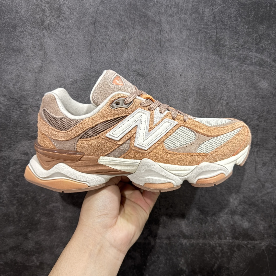 【纯原版】 New Balance NB9060 联名款 复古休闲运动慢跑鞋 粉棕色U9060WCW 全套原楦原纸板原厂数据开发 进口三明治网面 原装进口翻毛皮料正确绒感卡色 正确中底拉帮中底网布细节 原厂标裁 带紫光防伪 定制后跟透明水晶模块 冲裁组合 大底贴合程度胶水上色把控完美 整洁度挑战全网艺术家 多道序QC把关品质完善 匠心打造 耗时两个月开发完成 工艺极其复杂难度可想而知 新开独立私模大底 全网唯一正确六层组合大底 高端零售专供产物 尺码:36 37 37.5 38 38.5 39 40 40.5 41 42 42.5 43 44 45 46.5-选品中心