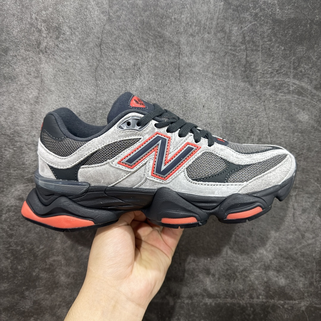 【纯原版】 New Balance NB9060 联名款 复古休闲运动慢跑鞋 黑红色U9060JBO 全套原楦原纸板原厂数据开发 进口三明治网面 原装进口翻毛皮料正确绒感卡色 正确中底拉帮中底网布细节 原厂标裁 带紫光防伪 定制后跟透明水晶模块 冲裁组合 大底贴合程度胶水上色把控完美 整洁度挑战全网艺术家 多道序QC把关品质完善 匠心打造 耗时两个月开发完成 工艺极其复杂难度可想而知 新开独立私模大底 全网唯一正确六层组合大底 高端零售专供产物 尺码:36 37 37.5 38 38.5 39 40 40.5 41 42 42.5 43 44 45 46.5-选品中心