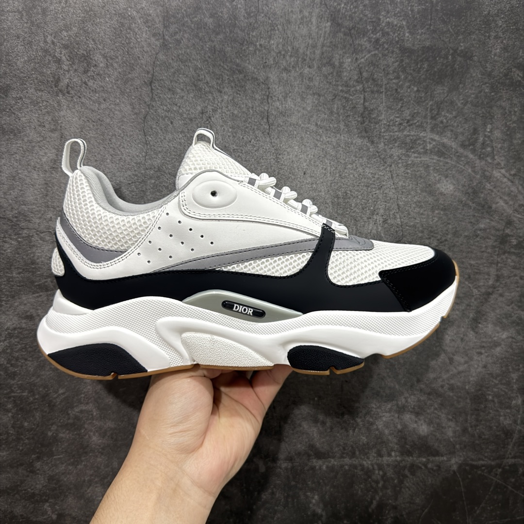 【X1纯原版本】 Dior Homme B22 Trainer Sneaker系列 复古厚底老爹风休闲运动慢跑鞋“生胶底” Dior 迪奥B22 男款慢跑时装运动鞋 原版一比一开发 广东原产原楦原纸版数据开发 配置专柜购物袋及配件(配置抗压快递外包牛皮纸壳 采用光滑牛皮革组合网织布面材质 正确吸汗网布贴合海玻璃CD压纹鞋垫独家开发TPU弹力中底组合TR光泽耐韧锯齿橡胶大底 这款单品从复古慢跑鞋汲取灵感。采用厚实的低帮设计,精选牛皮与网眼织物拼接鞋面,搭配黑白相间的刻花橡胶鞋底。侧面带有浮雕“CD”标志装饰。 尺码:39 40 41 42 43 44 45 46 47-选品中心