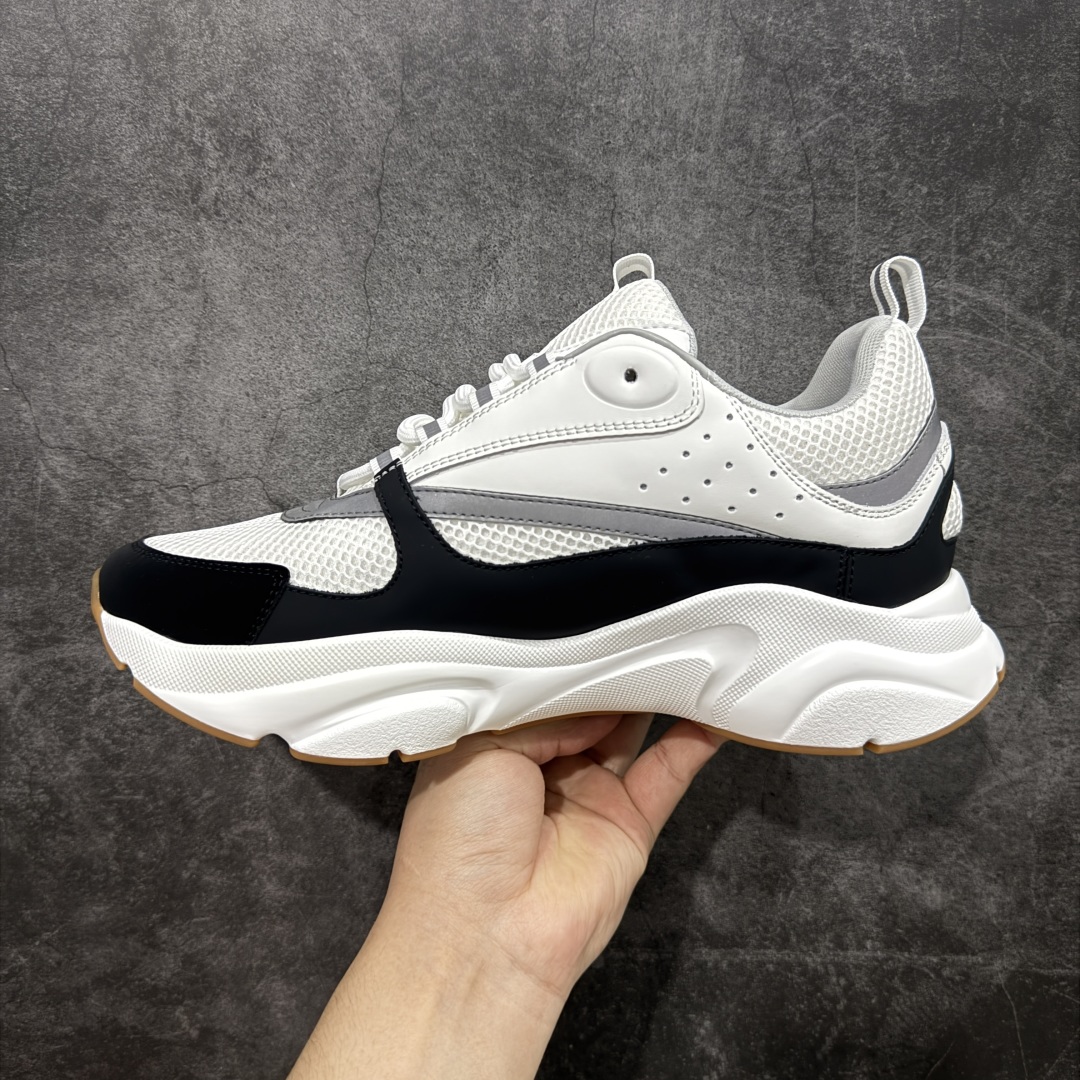 图片[2]-【X1纯原版本】 Dior Homme B22 Trainer Sneaker系列 复古厚底老爹风休闲运动慢跑鞋“生胶底” Dior 迪奥B22 男款慢跑时装运动鞋 原版一比一开发 广东原产原楦原纸版数据开发 配置专柜购物袋及配件(配置抗压快递外包牛皮纸壳 采用光滑牛皮革组合网织布面材质 正确吸汗网布贴合海玻璃CD压纹鞋垫独家开发TPU弹力中底组合TR光泽耐韧锯齿橡胶大底 这款单品从复古慢跑鞋汲取灵感。采用厚实的低帮设计，精选牛皮与网眼织物拼接鞋面，搭配黑白相间的刻花橡胶鞋底。侧面带有浮雕“CD”标志装饰。 尺码：39 40 41 42 43 44 45 46 47-选品中心