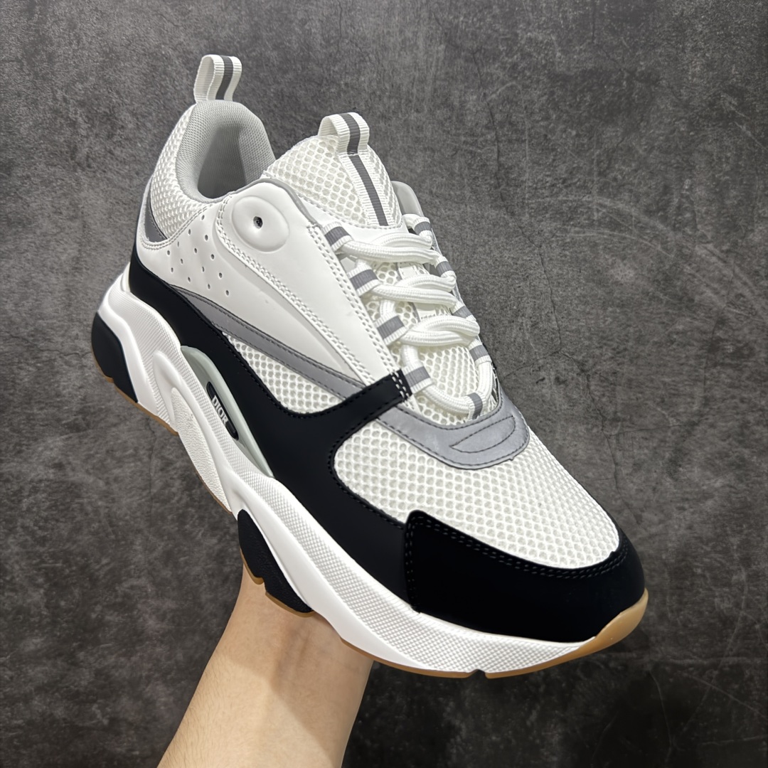 图片[3]-【X1纯原版本】 Dior Homme B22 Trainer Sneaker系列 复古厚底老爹风休闲运动慢跑鞋“生胶底” Dior 迪奥B22 男款慢跑时装运动鞋 原版一比一开发 广东原产原楦原纸版数据开发 配置专柜购物袋及配件(配置抗压快递外包牛皮纸壳 采用光滑牛皮革组合网织布面材质 正确吸汗网布贴合海玻璃CD压纹鞋垫独家开发TPU弹力中底组合TR光泽耐韧锯齿橡胶大底 这款单品从复古慢跑鞋汲取灵感。采用厚实的低帮设计，精选牛皮与网眼织物拼接鞋面，搭配黑白相间的刻花橡胶鞋底。侧面带有浮雕“CD”标志装饰。 尺码：39 40 41 42 43 44 45 46 47-选品中心