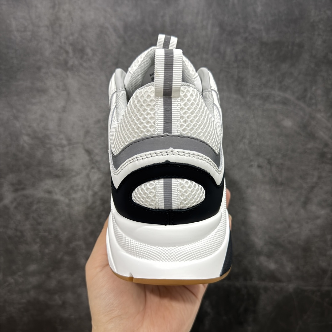 图片[4]-【X1纯原版本】 Dior Homme B22 Trainer Sneaker系列 复古厚底老爹风休闲运动慢跑鞋“生胶底” Dior 迪奥B22 男款慢跑时装运动鞋 原版一比一开发 广东原产原楦原纸版数据开发 配置专柜购物袋及配件(配置抗压快递外包牛皮纸壳 采用光滑牛皮革组合网织布面材质 正确吸汗网布贴合海玻璃CD压纹鞋垫独家开发TPU弹力中底组合TR光泽耐韧锯齿橡胶大底 这款单品从复古慢跑鞋汲取灵感。采用厚实的低帮设计，精选牛皮与网眼织物拼接鞋面，搭配黑白相间的刻花橡胶鞋底。侧面带有浮雕“CD”标志装饰。 尺码：39 40 41 42 43 44 45 46 47-选品中心