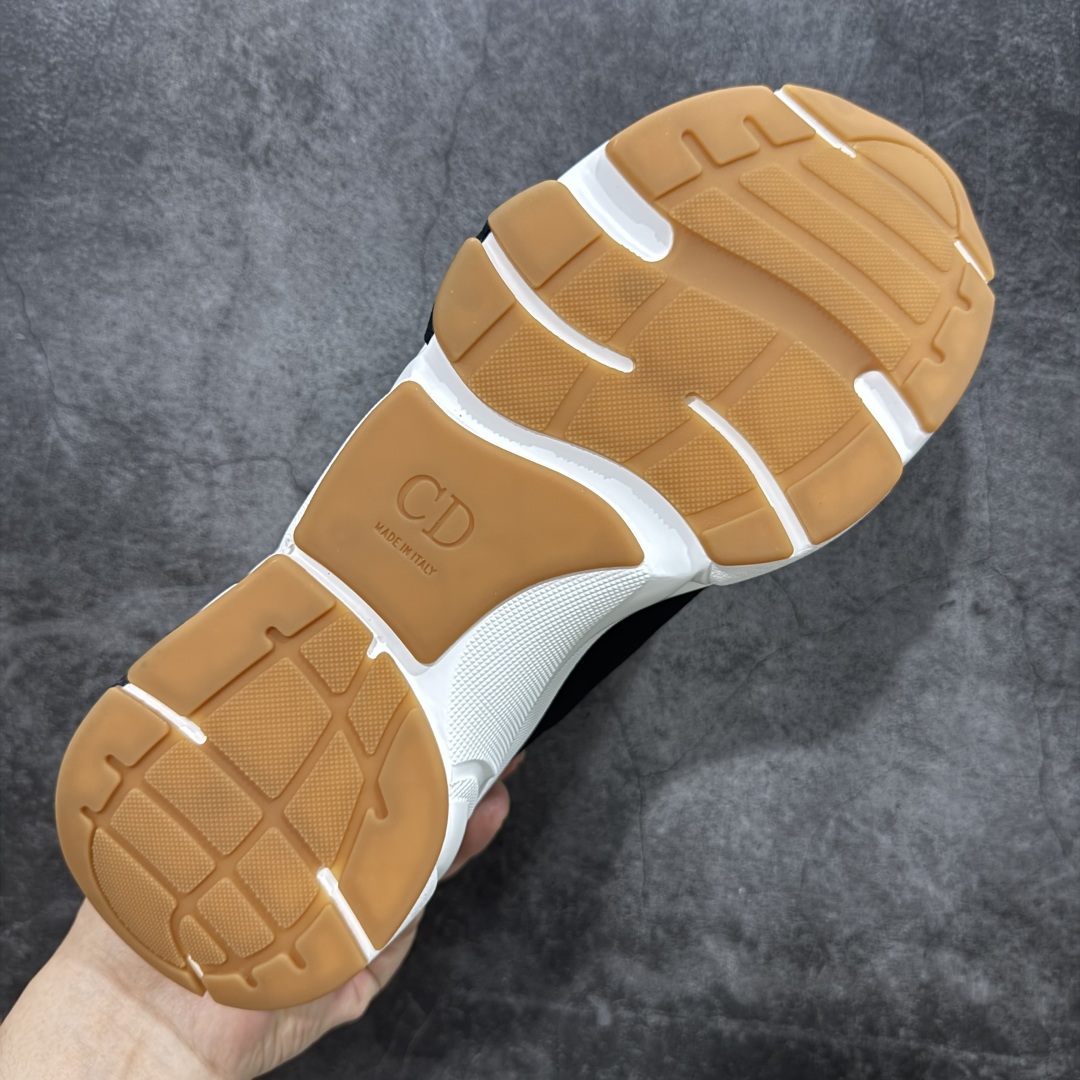 图片[9]-【X1纯原版本】 Dior Homme B22 Trainer Sneaker系列 复古厚底老爹风休闲运动慢跑鞋“生胶底” Dior 迪奥B22 男款慢跑时装运动鞋 原版一比一开发 广东原产原楦原纸版数据开发 配置专柜购物袋及配件(配置抗压快递外包牛皮纸壳 采用光滑牛皮革组合网织布面材质 正确吸汗网布贴合海玻璃CD压纹鞋垫独家开发TPU弹力中底组合TR光泽耐韧锯齿橡胶大底 这款单品从复古慢跑鞋汲取灵感。采用厚实的低帮设计，精选牛皮与网眼织物拼接鞋面，搭配黑白相间的刻花橡胶鞋底。侧面带有浮雕“CD”标志装饰。 尺码：39 40 41 42 43 44 45 46 47-选品中心