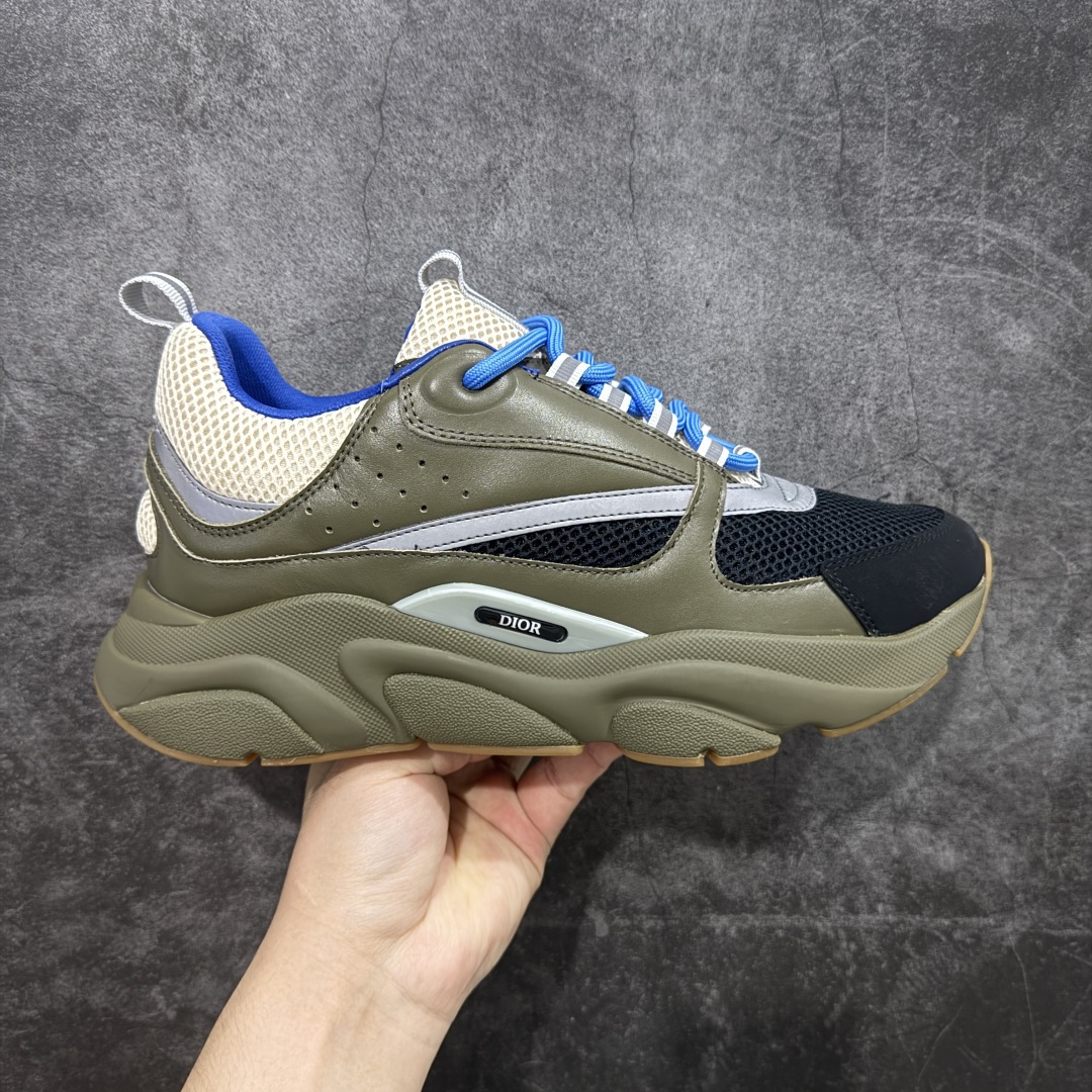 【X1纯原版本】 Dior Homme B22 Trainer Sneaker系列 复古厚底老爹风休闲运动慢跑鞋“生胶底” Dior 迪奥B22 男款慢跑时装运动鞋 原版一比一开发 广东原产原楦原纸版数据开发 配置专柜购物袋及配件(配置抗压快递外包牛皮纸壳 采用光滑牛皮革组合网织布面材质 正确吸汗网布贴合海玻璃CD压纹鞋垫独家开发TPU弹力中底组合TR光泽耐韧锯齿橡胶大底 这款单品从复古慢跑鞋汲取灵感。采用厚实的低帮设计,精选牛皮与网眼织物拼接鞋面,搭配黑白相间的刻花橡胶鞋底。侧面带有浮雕“CD”标志装饰。 尺码:39 40 41 42 43 44 45 46 47-选品中心