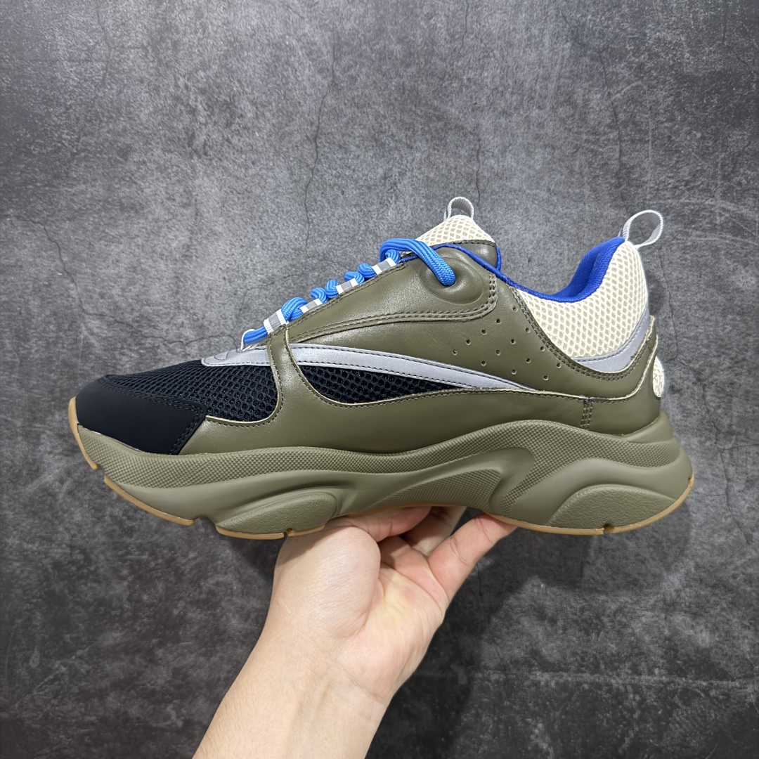 图片[2]-【X1纯原版本】 Dior Homme B22 Trainer Sneaker系列 复古厚底老爹风休闲运动慢跑鞋“生胶底” Dior 迪奥B22 男款慢跑时装运动鞋 原版一比一开发 广东原产原楦原纸版数据开发 配置专柜购物袋及配件(配置抗压快递外包牛皮纸壳 采用光滑牛皮革组合网织布面材质 正确吸汗网布贴合海玻璃CD压纹鞋垫独家开发TPU弹力中底组合TR光泽耐韧锯齿橡胶大底 这款单品从复古慢跑鞋汲取灵感。采用厚实的低帮设计，精选牛皮与网眼织物拼接鞋面，搭配黑白相间的刻花橡胶鞋底。侧面带有浮雕“CD”标志装饰。 尺码：39 40 41 42 43 44 45 46 47-选品中心