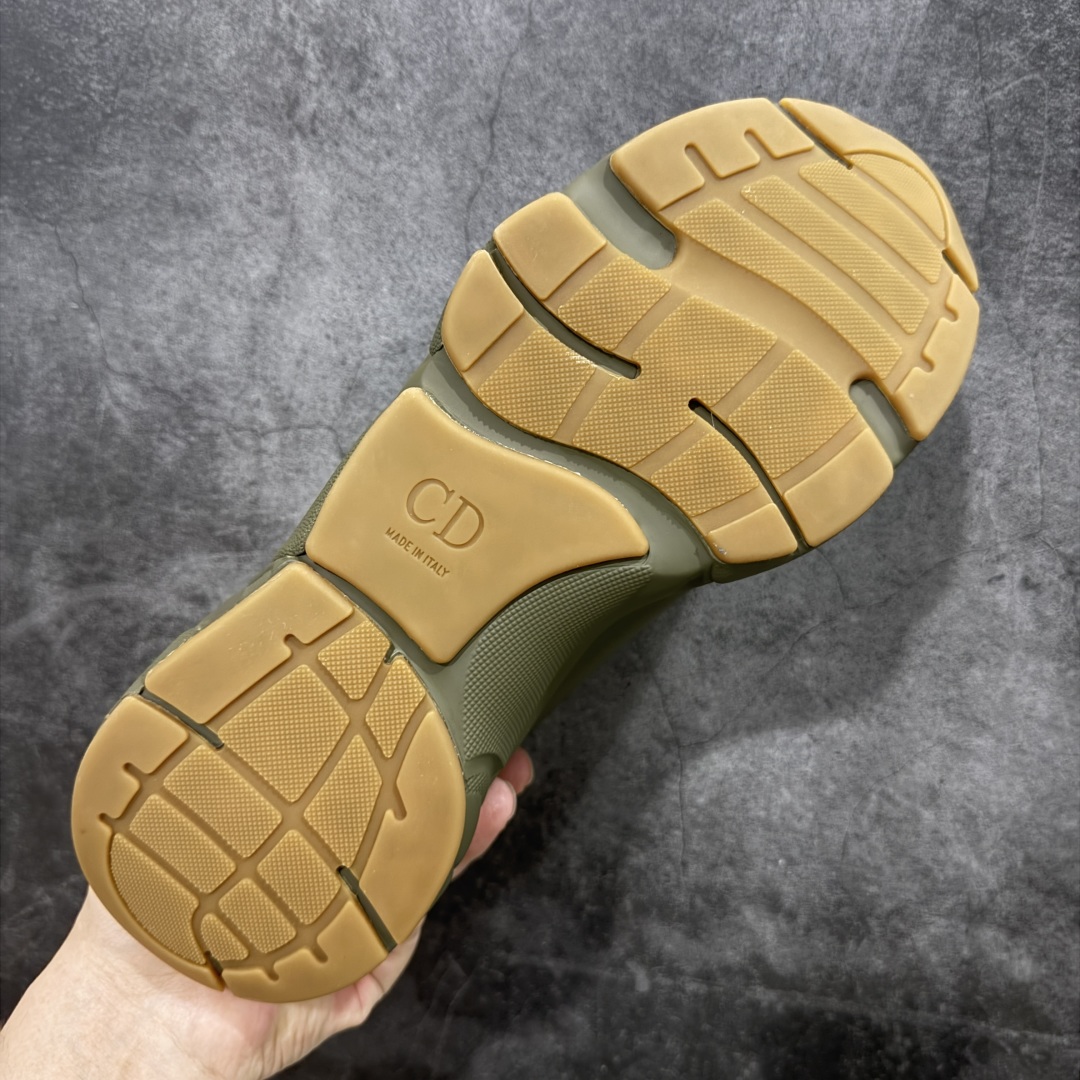 图片[9]-【X1纯原版本】 Dior Homme B22 Trainer Sneaker系列 复古厚底老爹风休闲运动慢跑鞋“生胶底” Dior 迪奥B22 男款慢跑时装运动鞋 原版一比一开发 广东原产原楦原纸版数据开发 配置专柜购物袋及配件(配置抗压快递外包牛皮纸壳 采用光滑牛皮革组合网织布面材质 正确吸汗网布贴合海玻璃CD压纹鞋垫独家开发TPU弹力中底组合TR光泽耐韧锯齿橡胶大底 这款单品从复古慢跑鞋汲取灵感。采用厚实的低帮设计，精选牛皮与网眼织物拼接鞋面，搭配黑白相间的刻花橡胶鞋底。侧面带有浮雕“CD”标志装饰。 尺码：39 40 41 42 43 44 45 46 47-选品中心