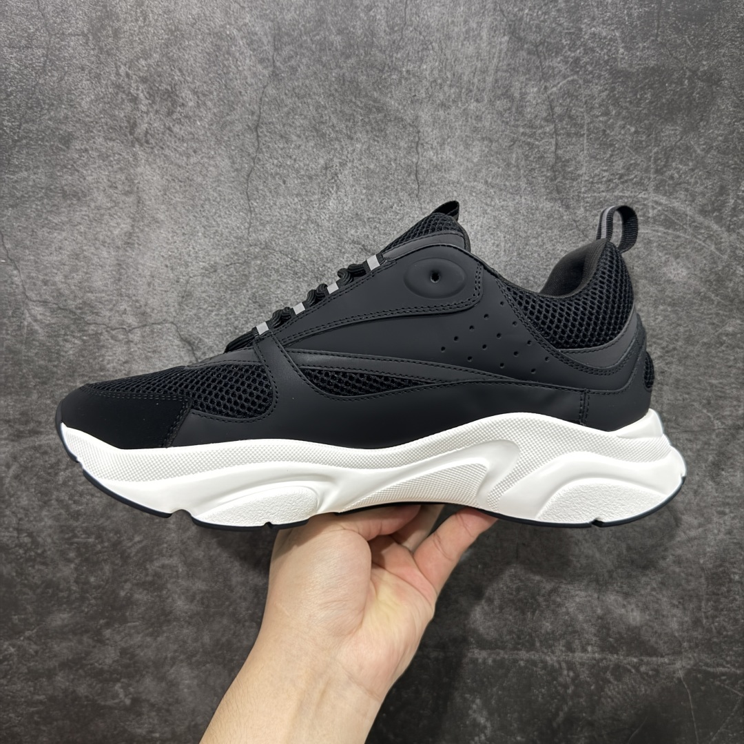 图片[2]-【X1纯原版本】 Dior Homme B22 Trainer Sneaker系列 复古厚底老爹风休闲运动慢跑鞋“生胶底” Dior 迪奥B22 男款慢跑时装运动鞋 原版一比一开发 广东原产原楦原纸版数据开发 配置专柜购物袋及配件(配置抗压快递外包牛皮纸壳 采用光滑牛皮革组合网织布面材质 正确吸汗网布贴合海玻璃CD压纹鞋垫独家开发TPU弹力中底组合TR光泽耐韧锯齿橡胶大底 这款单品从复古慢跑鞋汲取灵感。采用厚实的低帮设计，精选牛皮与网眼织物拼接鞋面，搭配黑白相间的刻花橡胶鞋底。侧面带有浮雕“CD”标志装饰。 尺码：39 40 41 42 43 44 45 46 47-选品中心