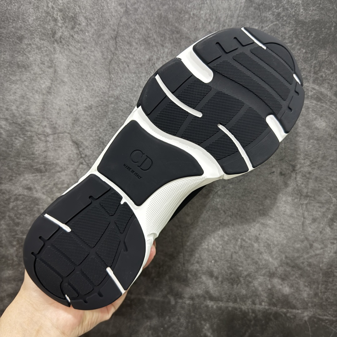 图片[9]-【X1纯原版本】 Dior Homme B22 Trainer Sneaker系列 复古厚底老爹风休闲运动慢跑鞋“生胶底” Dior 迪奥B22 男款慢跑时装运动鞋 原版一比一开发 广东原产原楦原纸版数据开发 配置专柜购物袋及配件(配置抗压快递外包牛皮纸壳 采用光滑牛皮革组合网织布面材质 正确吸汗网布贴合海玻璃CD压纹鞋垫独家开发TPU弹力中底组合TR光泽耐韧锯齿橡胶大底 这款单品从复古慢跑鞋汲取灵感。采用厚实的低帮设计，精选牛皮与网眼织物拼接鞋面，搭配黑白相间的刻花橡胶鞋底。侧面带有浮雕“CD”标志装饰。 尺码：39 40 41 42 43 44 45 46 47-选品中心