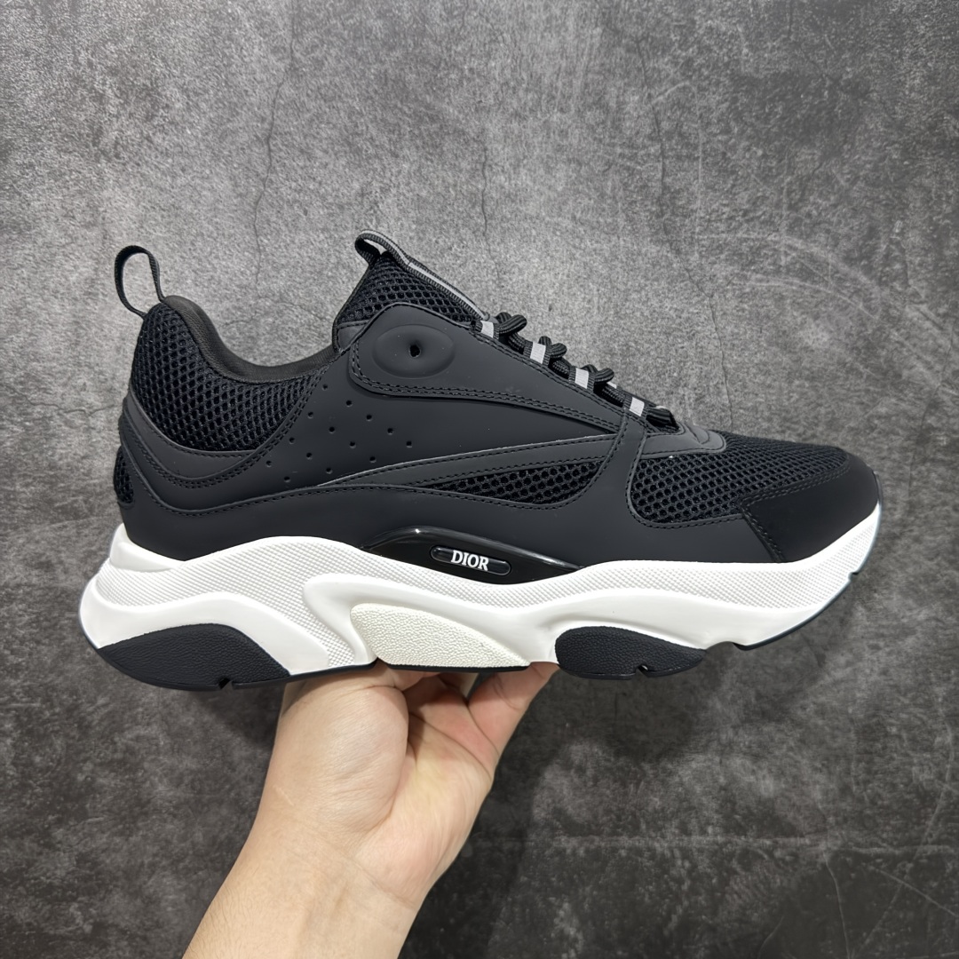 【X1纯原版本】 Dior Homme B22 Trainer Sneaker系列 复古厚底老爹风休闲运动慢跑鞋“生胶底” Dior 迪奥B22 男款慢跑时装运动鞋 原版一比一开发 广东原产原楦原纸版数据开发 配置专柜购物袋及配件(配置抗压快递外包牛皮纸壳 采用光滑牛皮革组合网织布面材质 正确吸汗网布贴合海玻璃CD压纹鞋垫独家开发TPU弹力中底组合TR光泽耐韧锯齿橡胶大底 这款单品从复古慢跑鞋汲取灵感。采用厚实的低帮设计,精选牛皮与网眼织物拼接鞋面,搭配黑白相间的刻花橡胶鞋底。侧面带有浮雕“CD”标志装饰。 尺码:39 40 41 42 43 44 45 46 47-选品中心