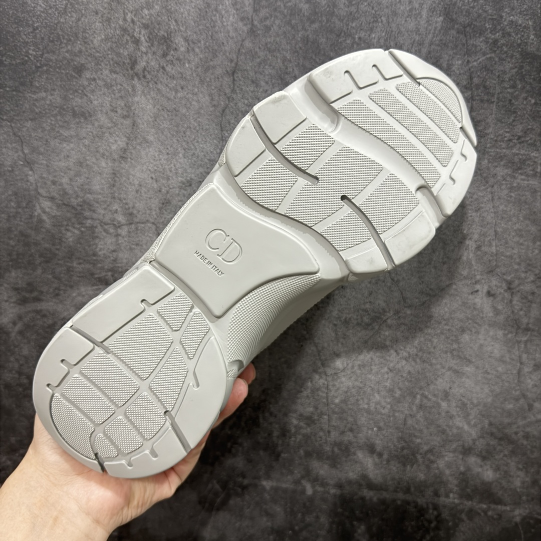 图片[9]-【X1纯原版本】 Dior Homme B22 Trainer Sneaker系列 复古厚底老爹风休闲运动慢跑鞋“生胶底” Dior 迪奥B22 男款慢跑时装运动鞋 原版一比一开发 广东原产原楦原纸版数据开发 配置专柜购物袋及配件(配置抗压快递外包牛皮纸壳 采用光滑牛皮革组合网织布面材质 正确吸汗网布贴合海玻璃CD压纹鞋垫独家开发TPU弹力中底组合TR光泽耐韧锯齿橡胶大底 这款单品从复古慢跑鞋汲取灵感。采用厚实的低帮设计，精选牛皮与网眼织物拼接鞋面，搭配黑白相间的刻花橡胶鞋底。侧面带有浮雕“CD”标志装饰。 尺码：39 40 41 42 43 44 45 46 47-选品中心