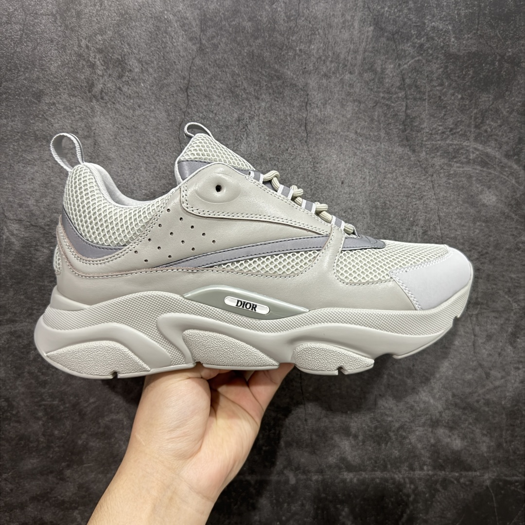 【X1纯原版本】 Dior Homme B22 Trainer Sneaker系列 复古厚底老爹风休闲运动慢跑鞋“生胶底” Dior 迪奥B22 男款慢跑时装运动鞋 原版一比一开发 广东原产原楦原纸版数据开发 配置专柜购物袋及配件(配置抗压快递外包牛皮纸壳 采用光滑牛皮革组合网织布面材质 正确吸汗网布贴合海玻璃CD压纹鞋垫独家开发TPU弹力中底组合TR光泽耐韧锯齿橡胶大底 这款单品从复古慢跑鞋汲取灵感。采用厚实的低帮设计,精选牛皮与网眼织物拼接鞋面,搭配黑白相间的刻花橡胶鞋底。侧面带有浮雕“CD”标志装饰。 尺码:39 40 41 42 43 44 45 46 47-选品中心