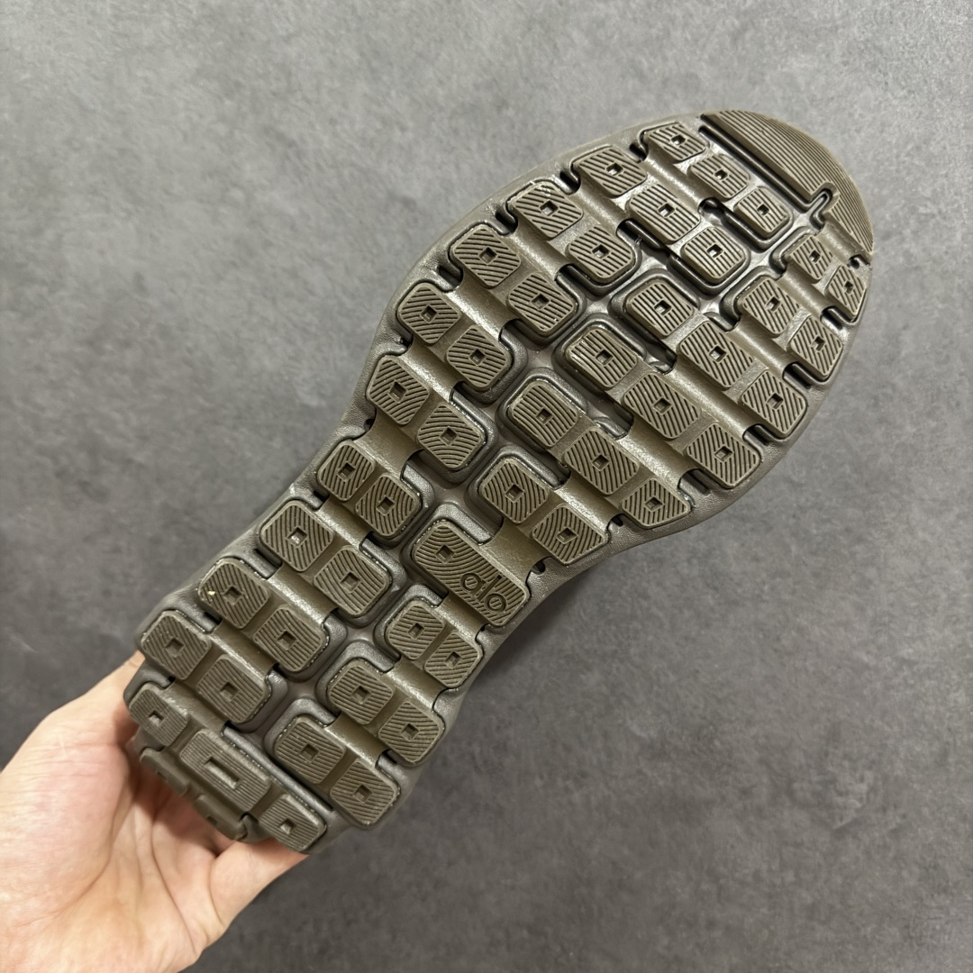   
alo yoga Alo Runner 舒适百搭防滑透气 低帮跑步鞋 
Alo Yoga于2007