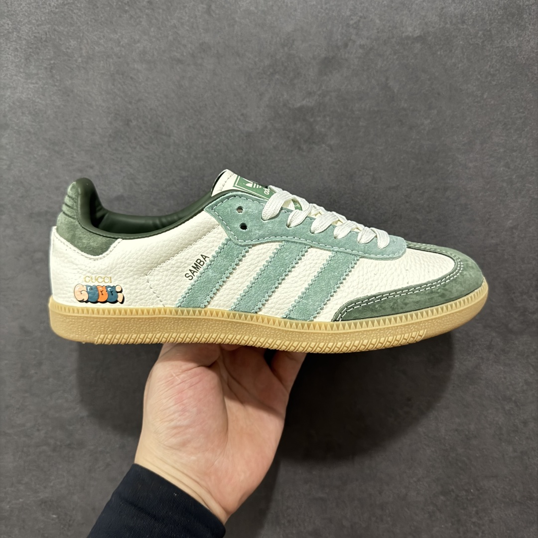 【定制版】adidas originals Samba OG x GUCCI 白绿 桑巴舞系列复古经典轻便板鞋 此款以简约大方的造型设计 给人以随性休闲的时尚格调 穿着舒适轻便,运动灵活自如 满足日常个性穿搭 货号:DX0001 尺码:36 36.5 37 38 38.5 39 40 40.5 41 42 42.5 43 44 44.5 45-选品中心