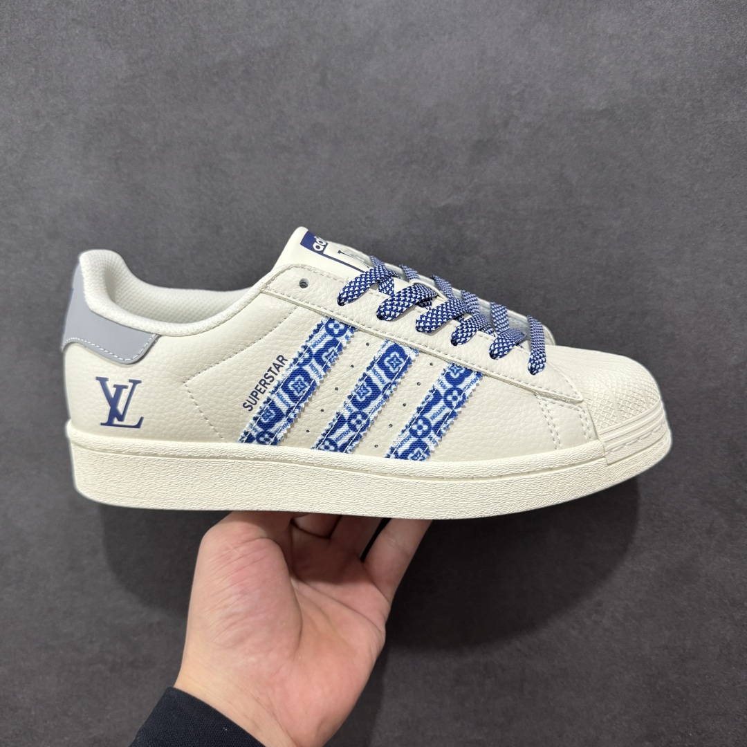 【定制版】Adidas Originals Superstar x Louis Vuitton 白蓝 低帮休闲运动板鞋 采用全新头层拼接皮革材质 后跟采用特色3D立体印字 渠道正品订单 诠释市场最高工艺水平 全鞋进口头层皮料打造 货号:AD8013 尺码:36-45半-选品中心