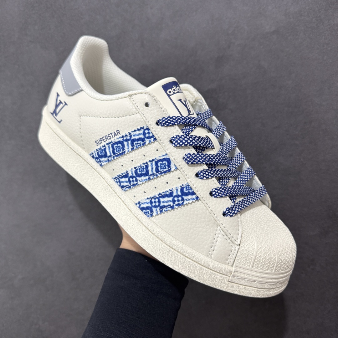 图片[3]-【定制版】Adidas Originals Superstar x Louis Vuitton 白蓝 低帮休闲运动板鞋 采用全新头层拼接皮革材质 后跟采用特色3D立体印字 渠道正品订单 诠释市场最高工艺水平 全鞋进口头层皮料打造 货号：AD8013 尺码：36-45半-选品中心