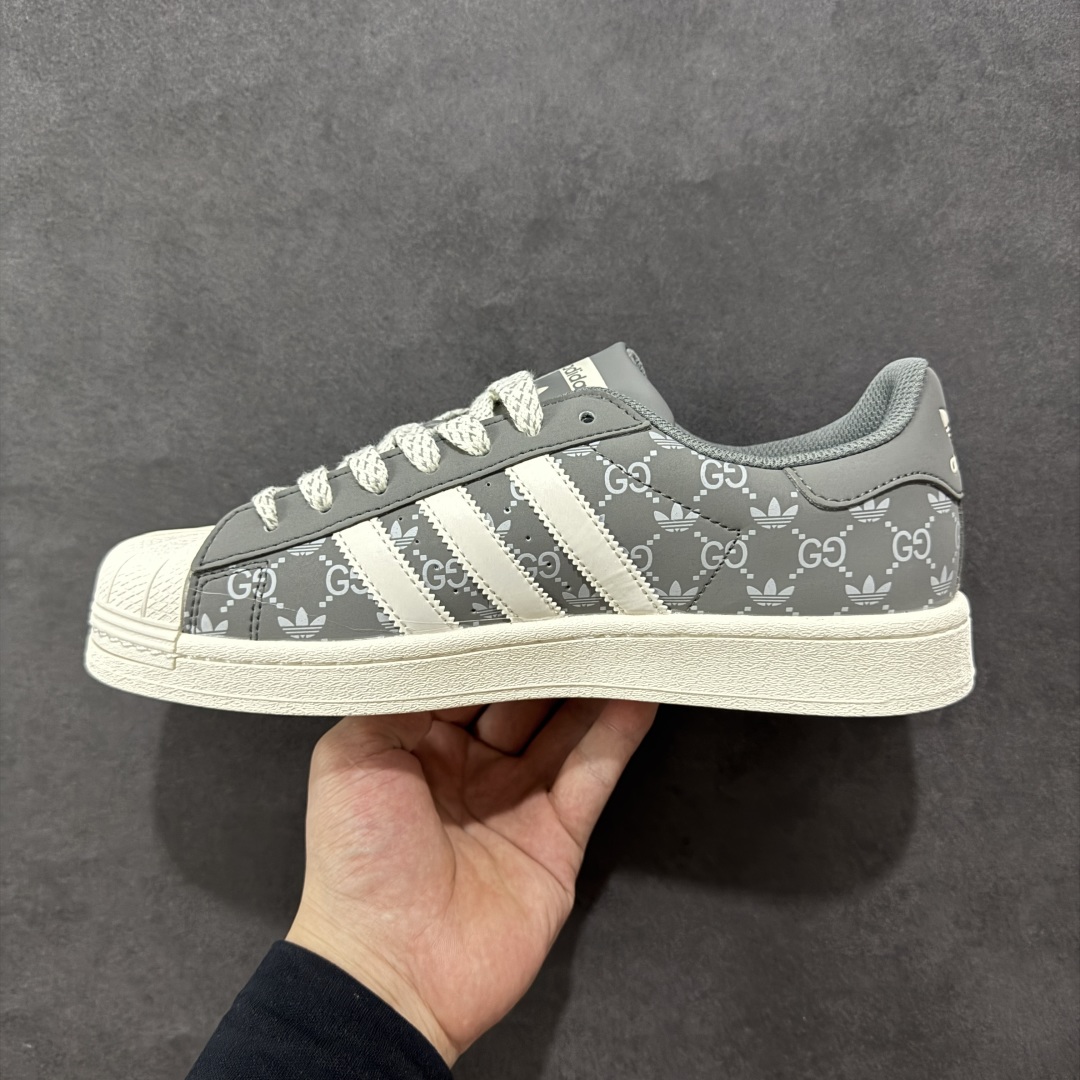 图片[2]-【定制版】Adidas Originals Superstar x GUCCI 灰白满天星 低帮休闲运动板鞋 采用全新头层拼接皮革材质 后跟采用特色3D立体印字 渠道正品订单 诠释市场最高工艺水平 全鞋进口头层皮料打造 货号：SD6818 尺码：36-45半-选品中心