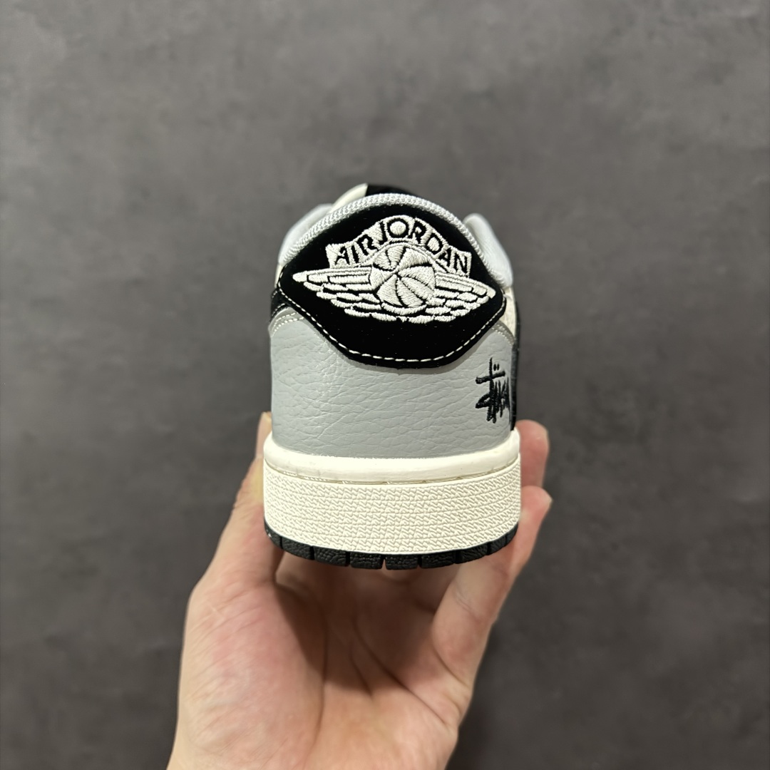 图片[4]-【定制版】Travis Scott x Fragment Design x Air Jordan 1 Low OG SP AJ1 乔1 斯图西联名 低帮文化休闲板鞋 XS7089-601  #多方联名合作融合了Travis Scott 独特的音乐风格，藤原浩个性的设计风格以及Jordan品牌的经典元素 使其成为一双具有独特身份和价值的鞋子 清新而立体的外观加上联名标识更突出了其独特身份 这种配色方案显示出活力和时尚感 在视觉上引人注目 鞋身的质感和细腻的细节处理使其显得高端而格调十足 这款“倒钩”联名是设计与创意完美结合 融合多方的个性风格是一款备受瞩目的潮流鞋款  尺码：36 36.5 37.5 38 38.5 39 40 40.5 41 42 42.5 43 44 44.5 45-选品中心
