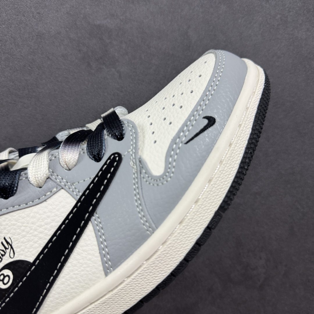 图片[5]-【定制版】Travis Scott x Fragment Design x Air Jordan 1 Low OG SP AJ1 乔1 斯图西联名 低帮文化休闲板鞋 XS7089-601  #多方联名合作融合了Travis Scott 独特的音乐风格，藤原浩个性的设计风格以及Jordan品牌的经典元素 使其成为一双具有独特身份和价值的鞋子 清新而立体的外观加上联名标识更突出了其独特身份 这种配色方案显示出活力和时尚感 在视觉上引人注目 鞋身的质感和细腻的细节处理使其显得高端而格调十足 这款“倒钩”联名是设计与创意完美结合 融合多方的个性风格是一款备受瞩目的潮流鞋款  尺码：36 36.5 37.5 38 38.5 39 40 40.5 41 42 42.5 43 44 44.5 45-选品中心