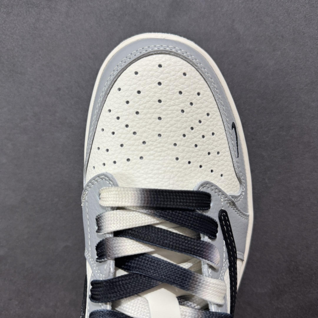 图片[8]-【定制版】Travis Scott x Fragment Design x Air Jordan 1 Low OG SP AJ1 乔1 斯图西联名 低帮文化休闲板鞋 XS7089-601  #多方联名合作融合了Travis Scott 独特的音乐风格，藤原浩个性的设计风格以及Jordan品牌的经典元素 使其成为一双具有独特身份和价值的鞋子 清新而立体的外观加上联名标识更突出了其独特身份 这种配色方案显示出活力和时尚感 在视觉上引人注目 鞋身的质感和细腻的细节处理使其显得高端而格调十足 这款“倒钩”联名是设计与创意完美结合 融合多方的个性风格是一款备受瞩目的潮流鞋款  尺码：36 36.5 37.5 38 38.5 39 40 40.5 41 42 42.5 43 44 44.5 45-选品中心