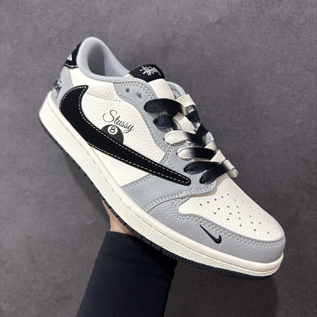 图片[3]-【定制版】Travis Scott x Fragment Design x Air Jordan 1 Low OG SP AJ1 乔1 斯图西联名 低帮文化休闲板鞋 XS7089-601  #多方联名合作融合了Travis Scott 独特的音乐风格，藤原浩个性的设计风格以及Jordan品牌的经典元素 使其成为一双具有独特身份和价值的鞋子 清新而立体的外观加上联名标识更突出了其独特身份 这种配色方案显示出活力和时尚感 在视觉上引人注目 鞋身的质感和细腻的细节处理使其显得高端而格调十足 这款“倒钩”联名是设计与创意完美结合 融合多方的个性风格是一款备受瞩目的潮流鞋款  尺码：36 36.5 37.5 38 38.5 39 40 40.5 41 42 42.5 43 44 44.5 45-选品中心