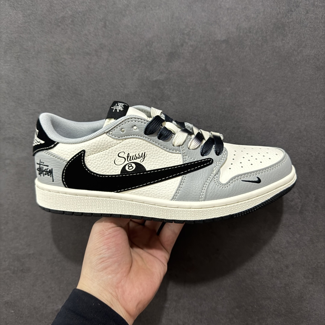 【定制版】Travis Scott x Fragment Design x Air Jordan 1 Low OG SP AJ1 乔1 斯图西联名 低帮文化休闲板鞋 XS7089-601  #多方联名合作融合了Travis Scott 独特的音乐风格，藤原浩个性的设计风格以及Jordan品牌的经典元素 使其成为一双具有独特身份和价值的鞋子 清新而立体的外观加上联名标识更突出了其独特身份 这种配色方案显示出活力和时尚感 在视觉上引人注目 鞋身的质感和细腻的细节处理使其显得高端而格调十足 这款“倒钩”联名是设计与创意完美结合 融合多方的个性风格是一款备受瞩目的潮流鞋款  尺码：36 36.5 37.5 38 38.5 39 40 40.5 41 42 42.5 43 44 44.5 45-选品中心